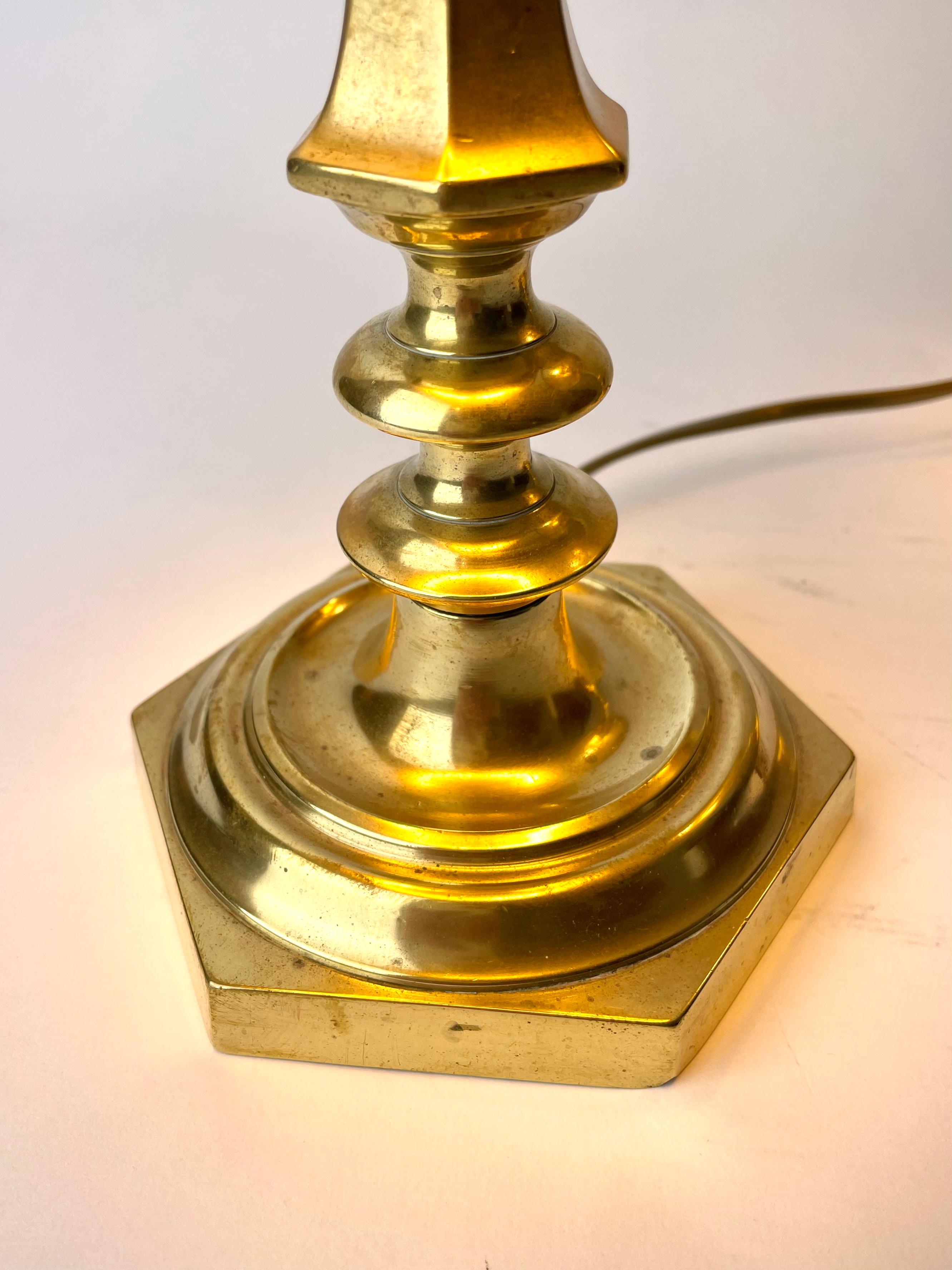 Paire de lampes de table hexagonales en bronze du milieu du 19e siècle Bon état - En vente à Knivsta, SE