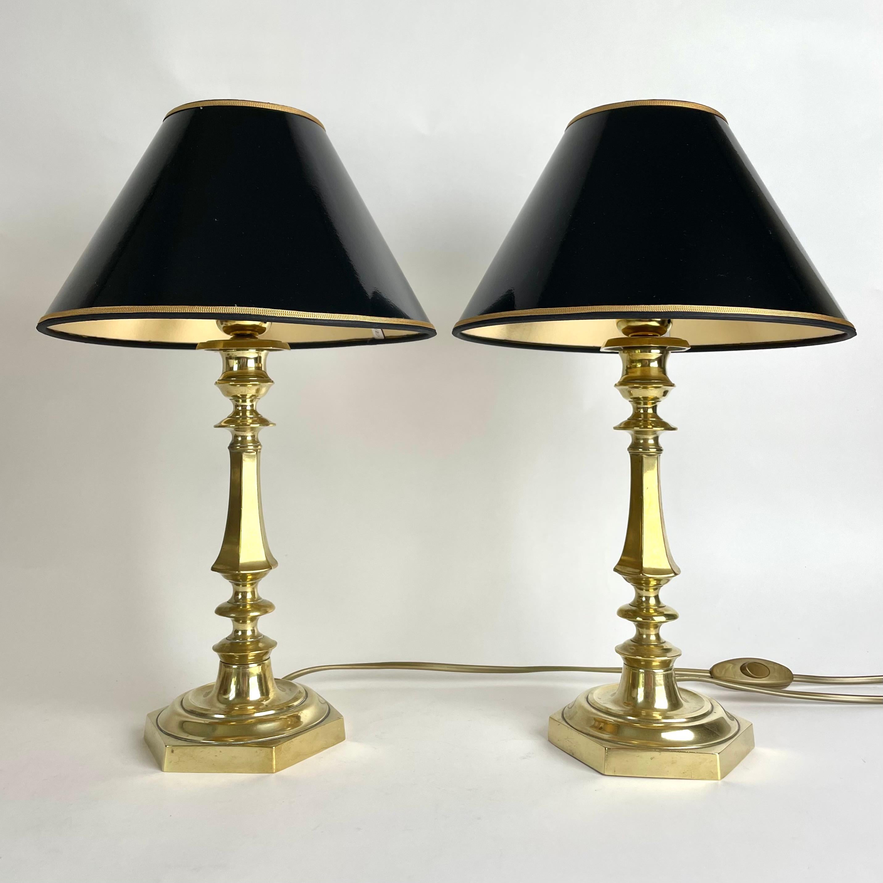Paire de lampes de table hexagonales en bronze du milieu du XIXe siècle Bon état - En vente à Knivsta, SE