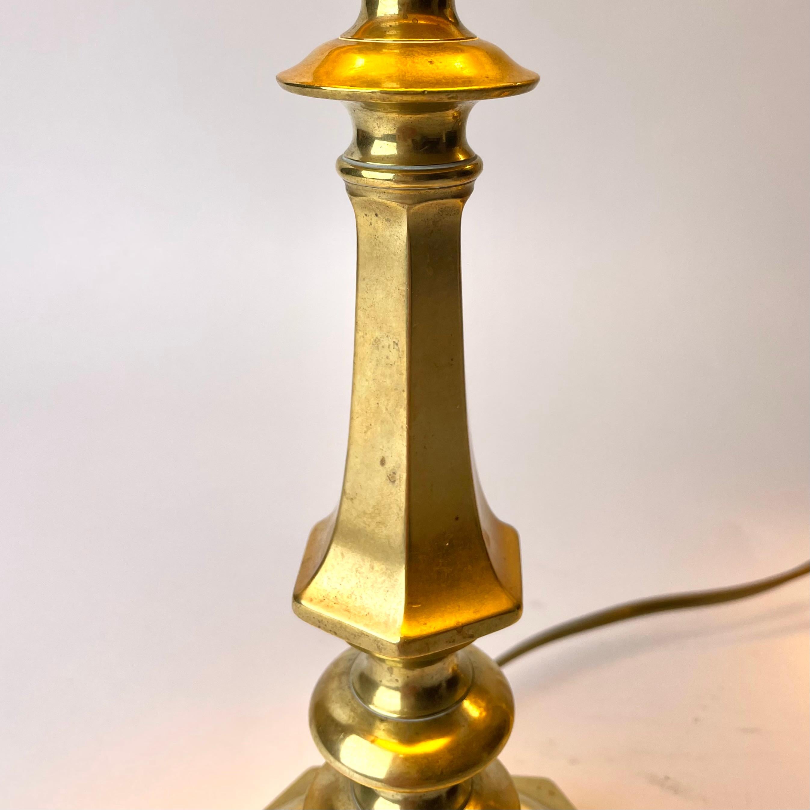 XIXe siècle Paire de lampes de table hexagonales en bronze du milieu du 19e siècle en vente
