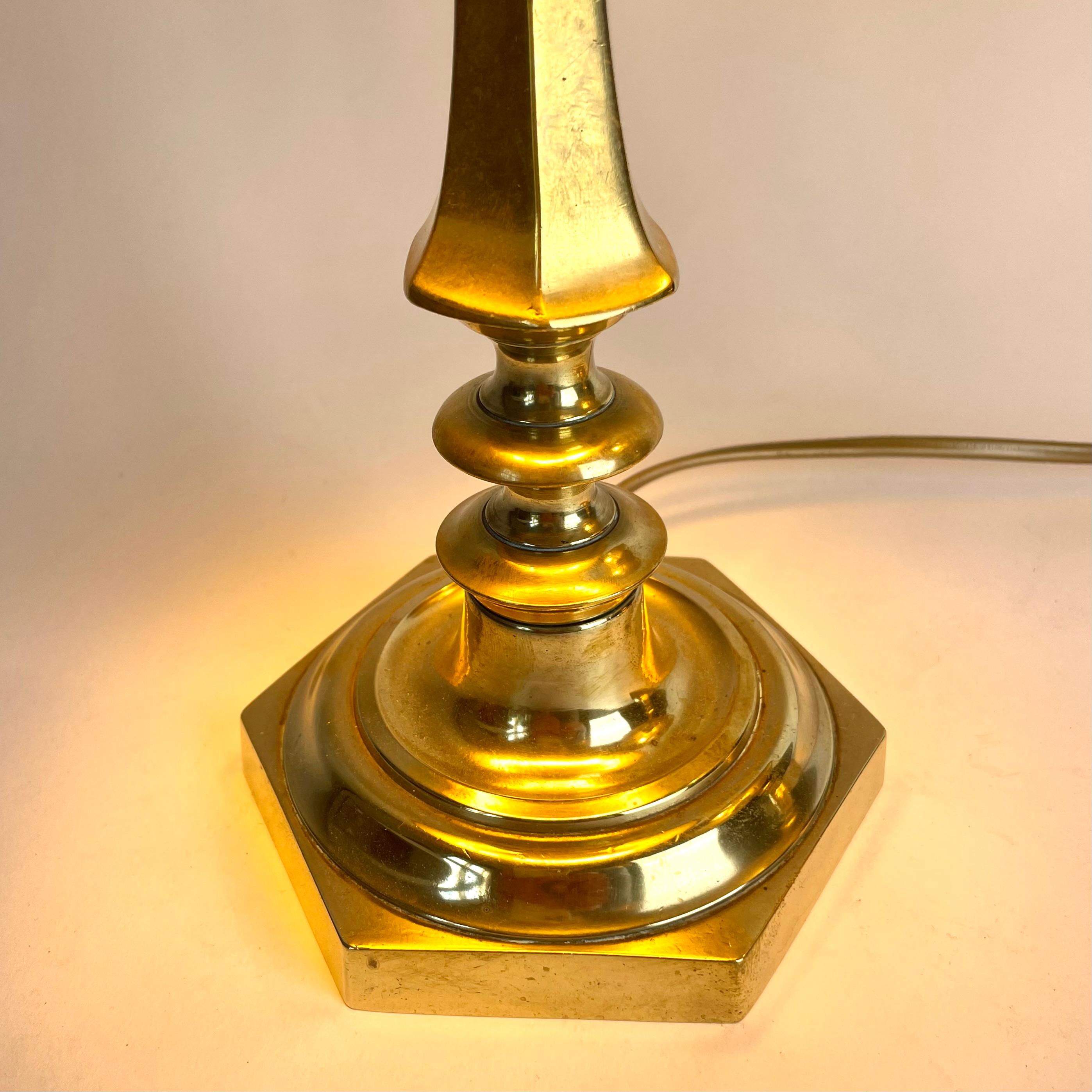 Bronze Paire de lampes de table hexagonales en bronze du milieu du XIXe siècle en vente