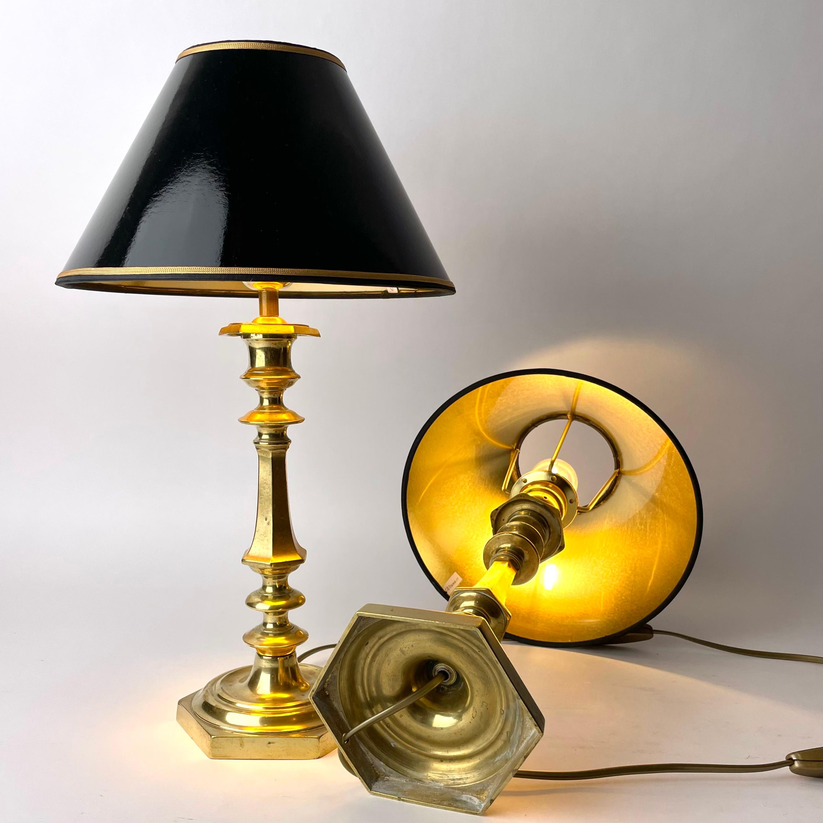 Paire de lampes de table hexagonales en bronze du milieu du 19e siècle en vente 1