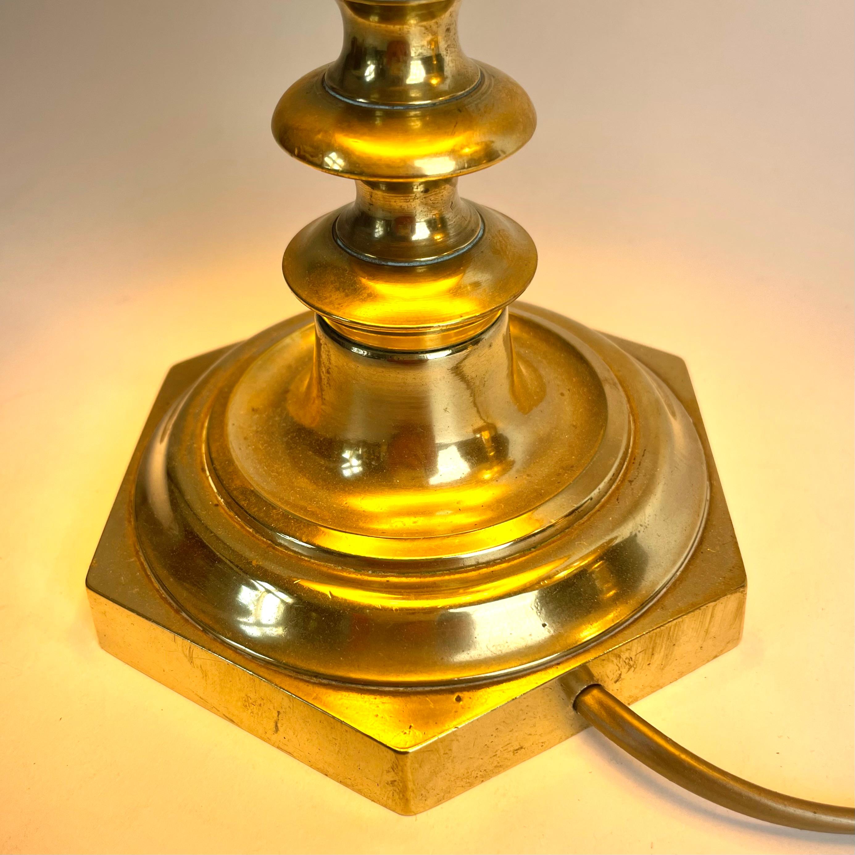 Paire de lampes de table hexagonales en bronze du milieu du XIXe siècle en vente 2