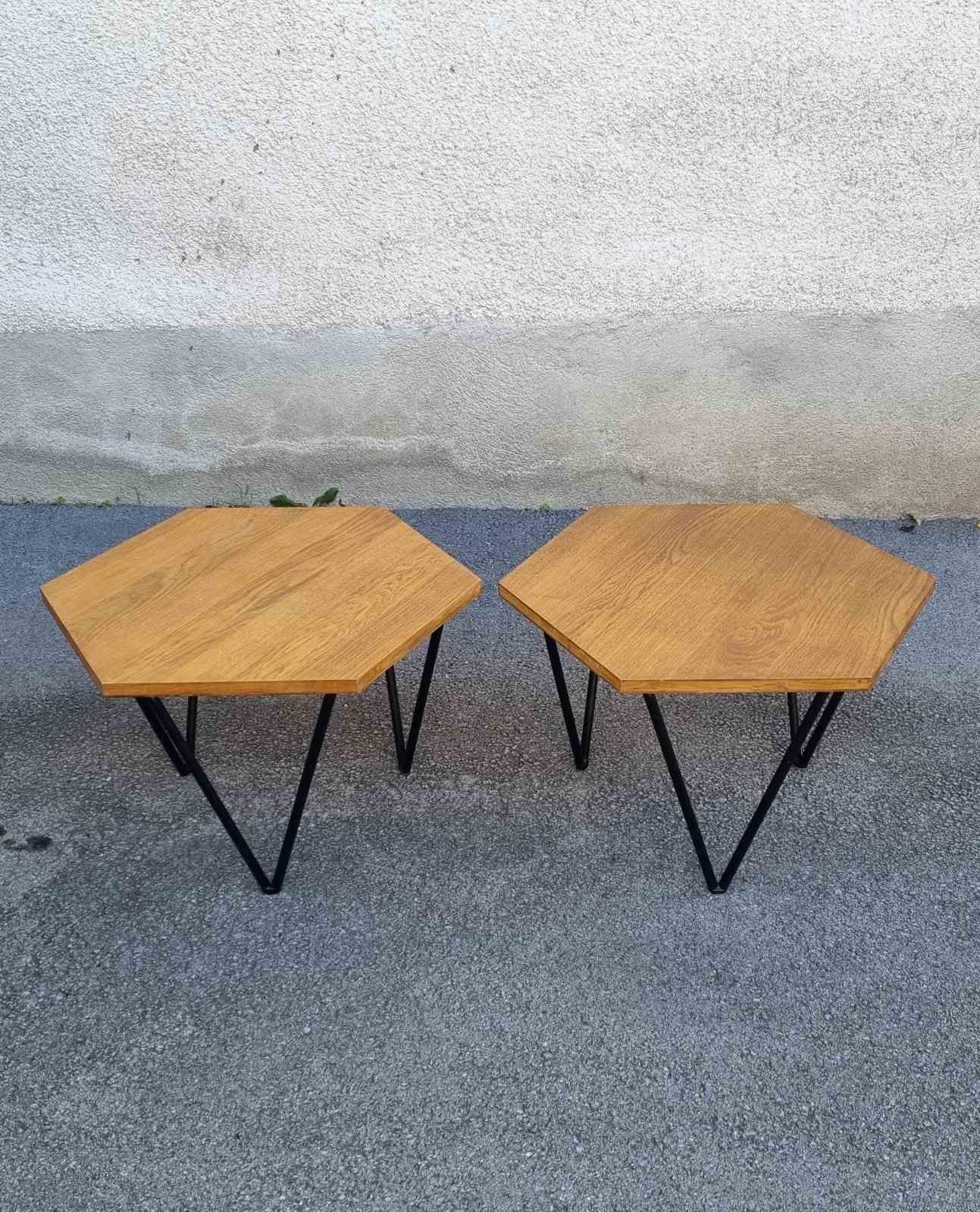 Coppia di tavolini esagonali disegnati da Gio Ponti per ISA Bergamo negli anni '50
La coppia di tavolini ha una struttura in ferro nero molto elegante e resistente. Le gambe di sostegno sono 3 e sono composte da due telai a V in ferro verniciato