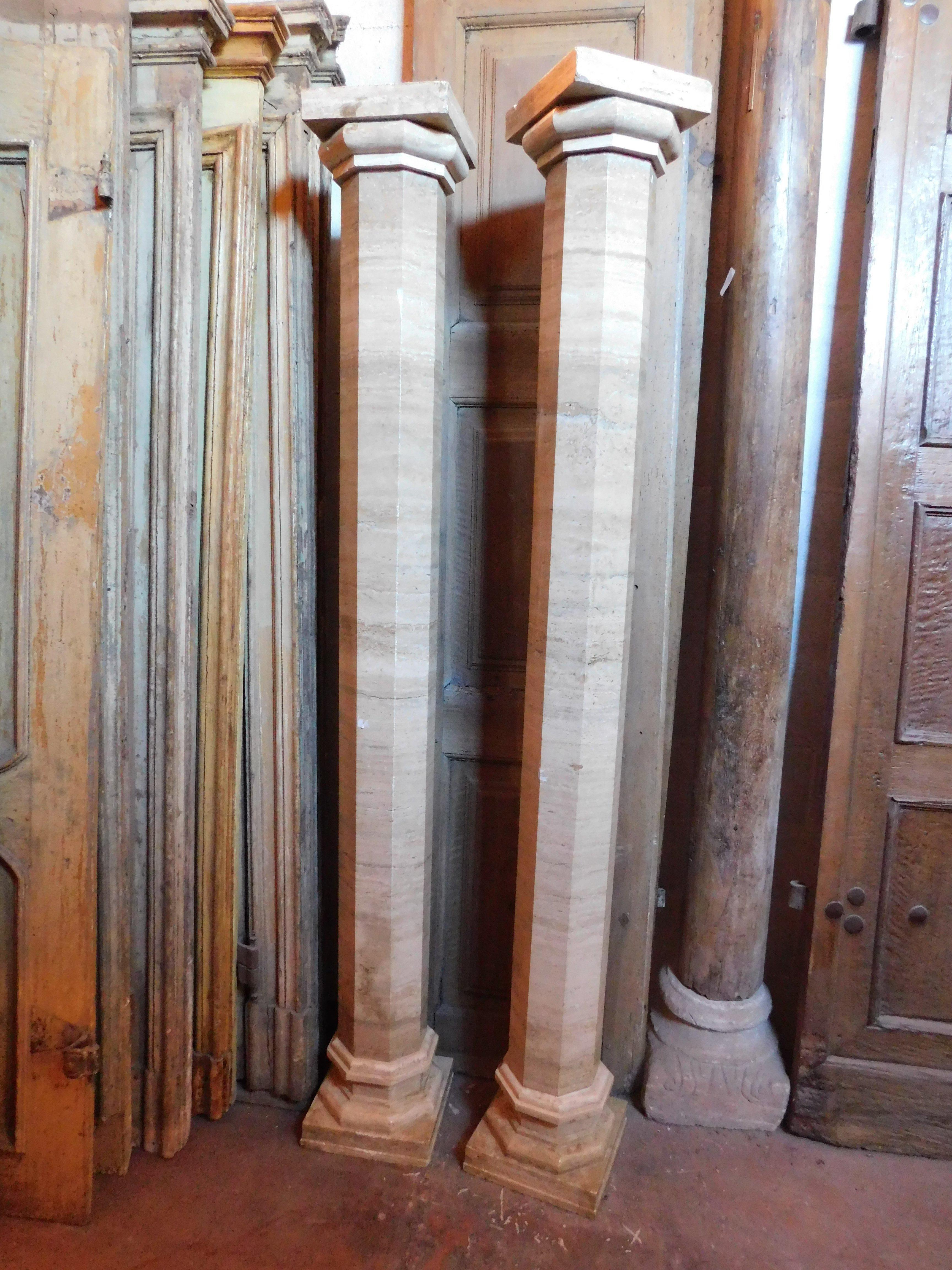Paire de colonnes vintage avec base et chapiteaux, de forme hexagonale en marbre beige veiné, fabriquées dans le nord de l'Italie dans les années 1930/40, mesurant cm L 27 x H 206 x P 28 chacune.
Idéal pour soutenir une entrée ou même comme mobilier