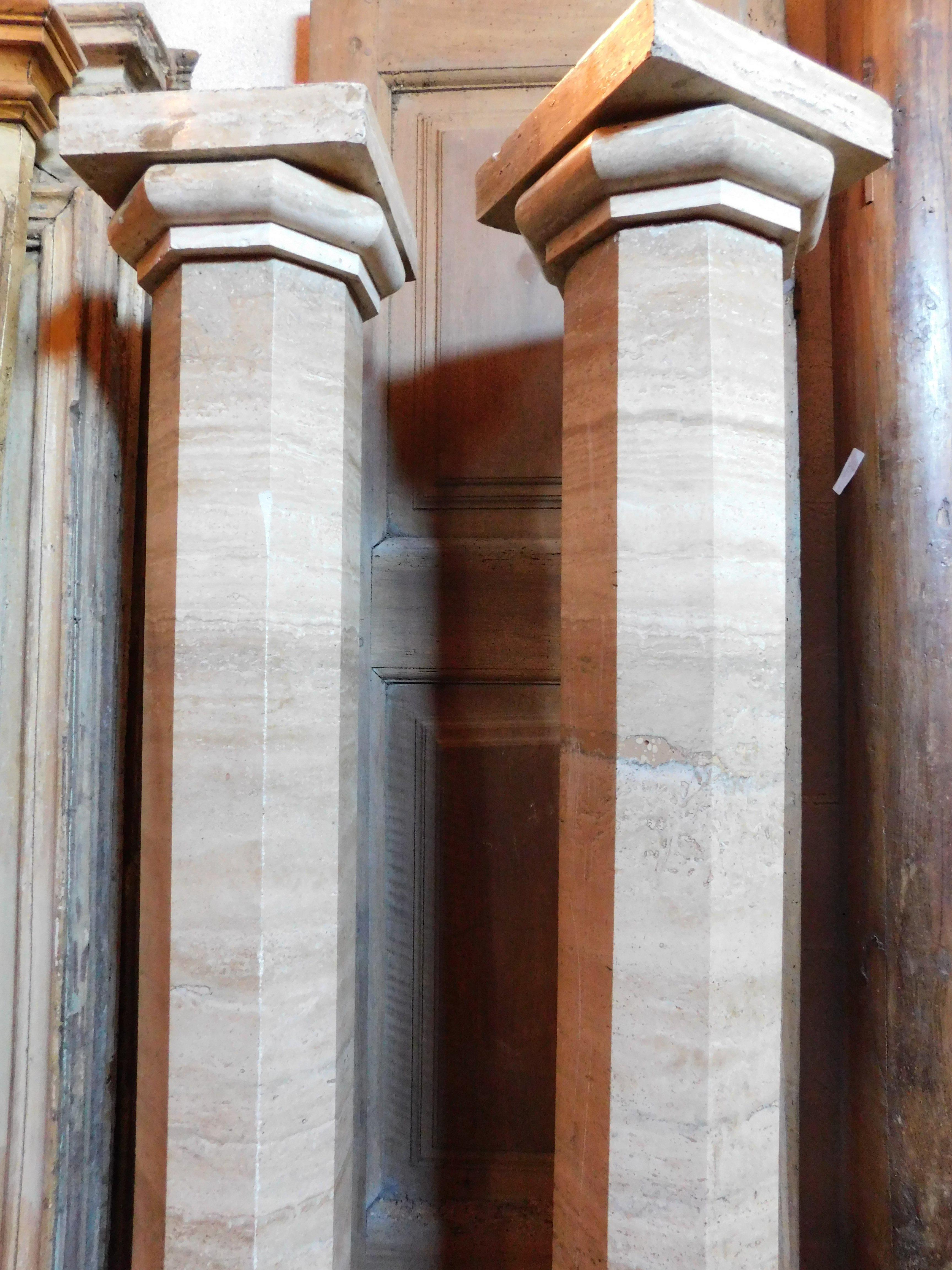 Paire de colonnes hexagonales en marbre beige, Italie Bon état - En vente à Cuneo, Italy (CN)