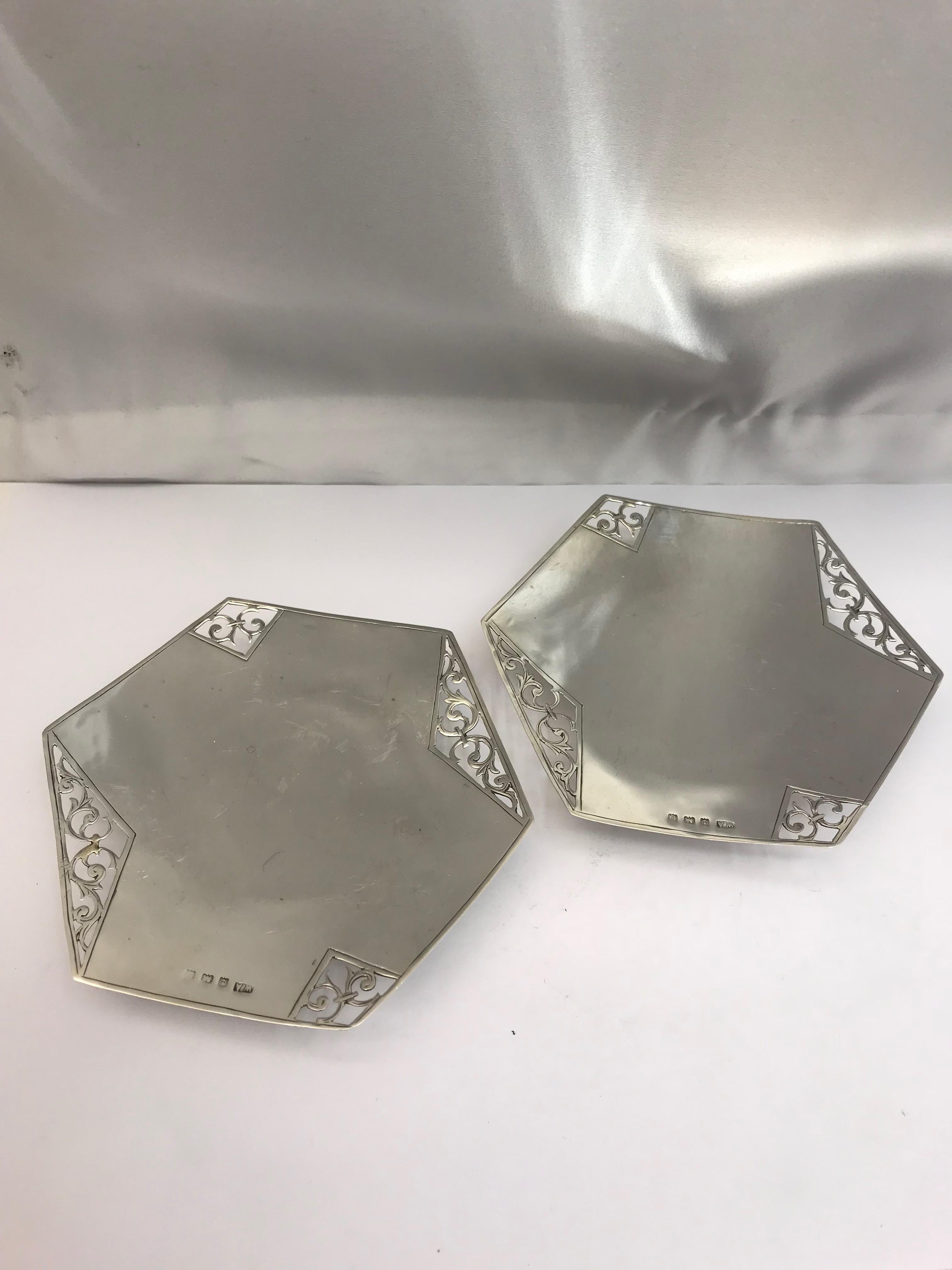 An elegant pair of hexagonal antique silver dishes, made in 1913.