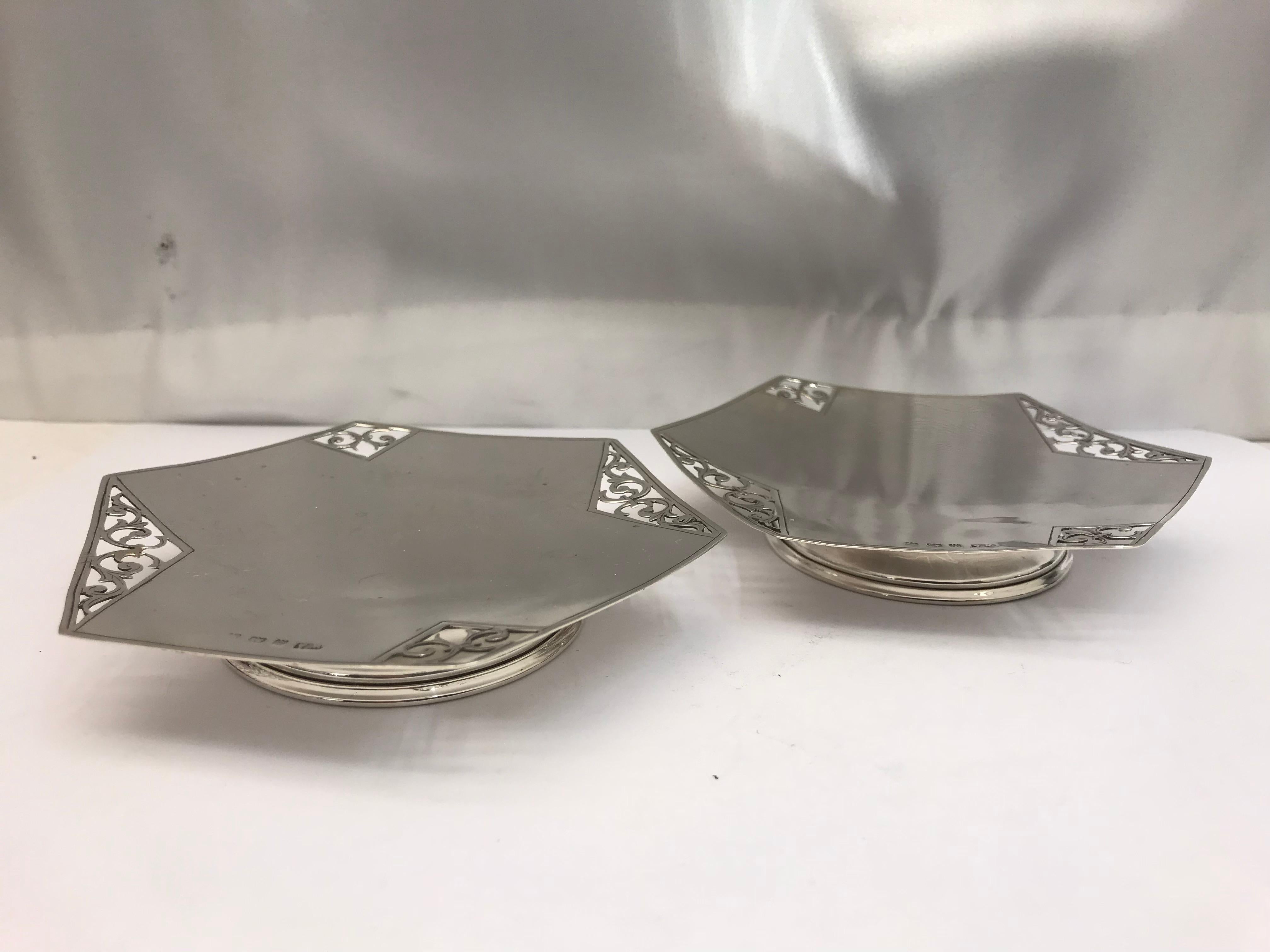 Pair of Hexagonal Silver Dishes In Good Condition For Sale In London, London