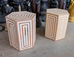 Paire de tables hexagonales avec marqueterie en bois et résine blanche.