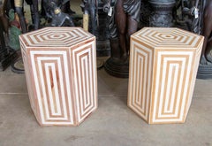 Paire de tables hexagonales avec marqueterie en bois et résine blanche.