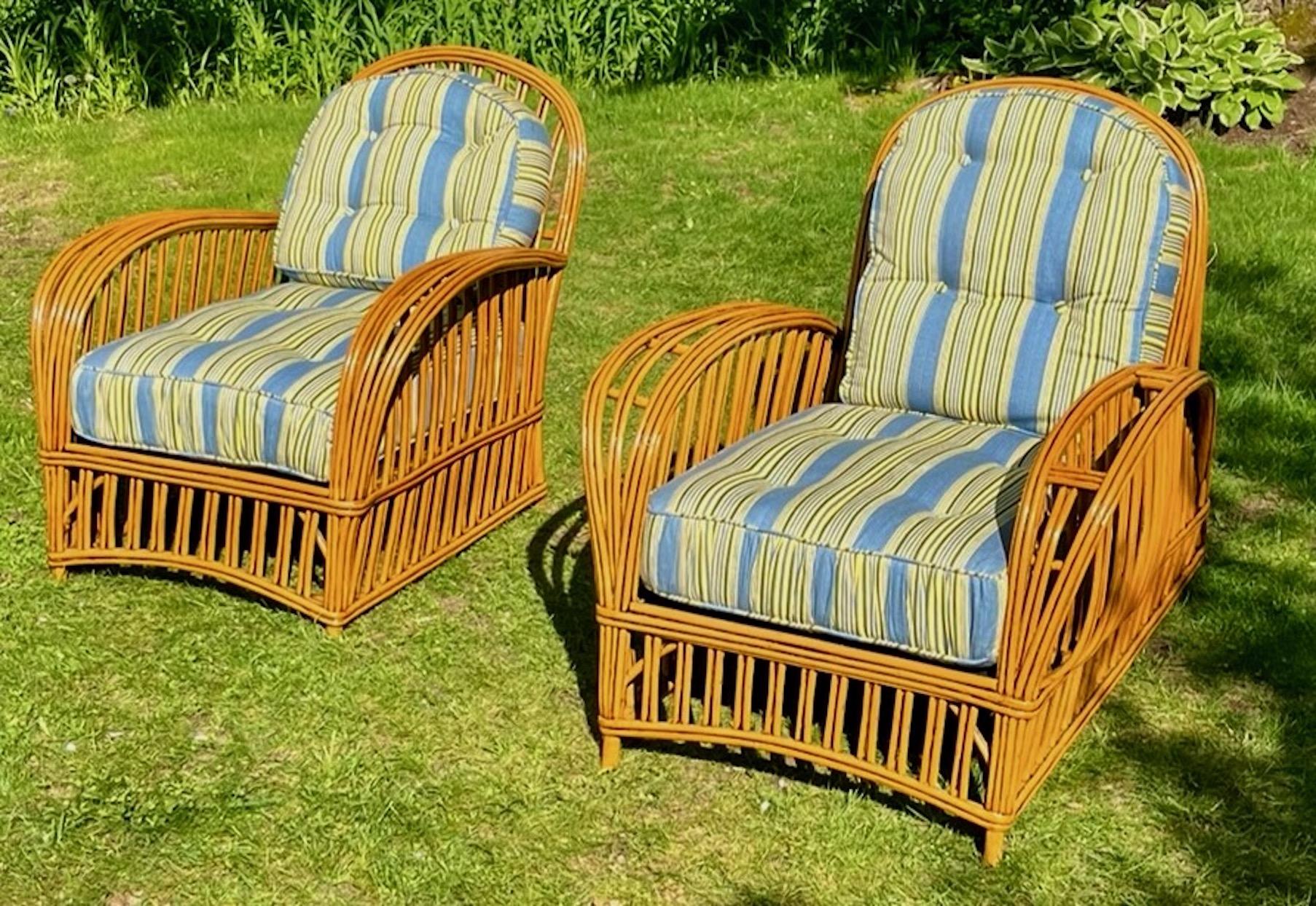 Ein seltenes Paar Art Deco Rattan Sessel, amerikanisch, circa 1929 von der Heywood Wakefield Co, Gardner, Ma. Diese Rattanstühle sind auch bekannt als Stick Wicker und beschrieben als modernistisch in ihrer 1929 Heywood Wakefield Furniture Katalog.