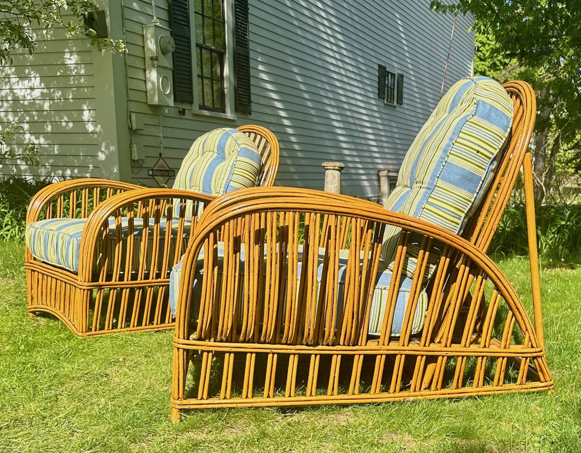 Paar Heywood Wakefield Deco Rattan-Damen- und Herrenstühle in natürlicher Oberfläche in Heywood (amerikanisch) im Angebot