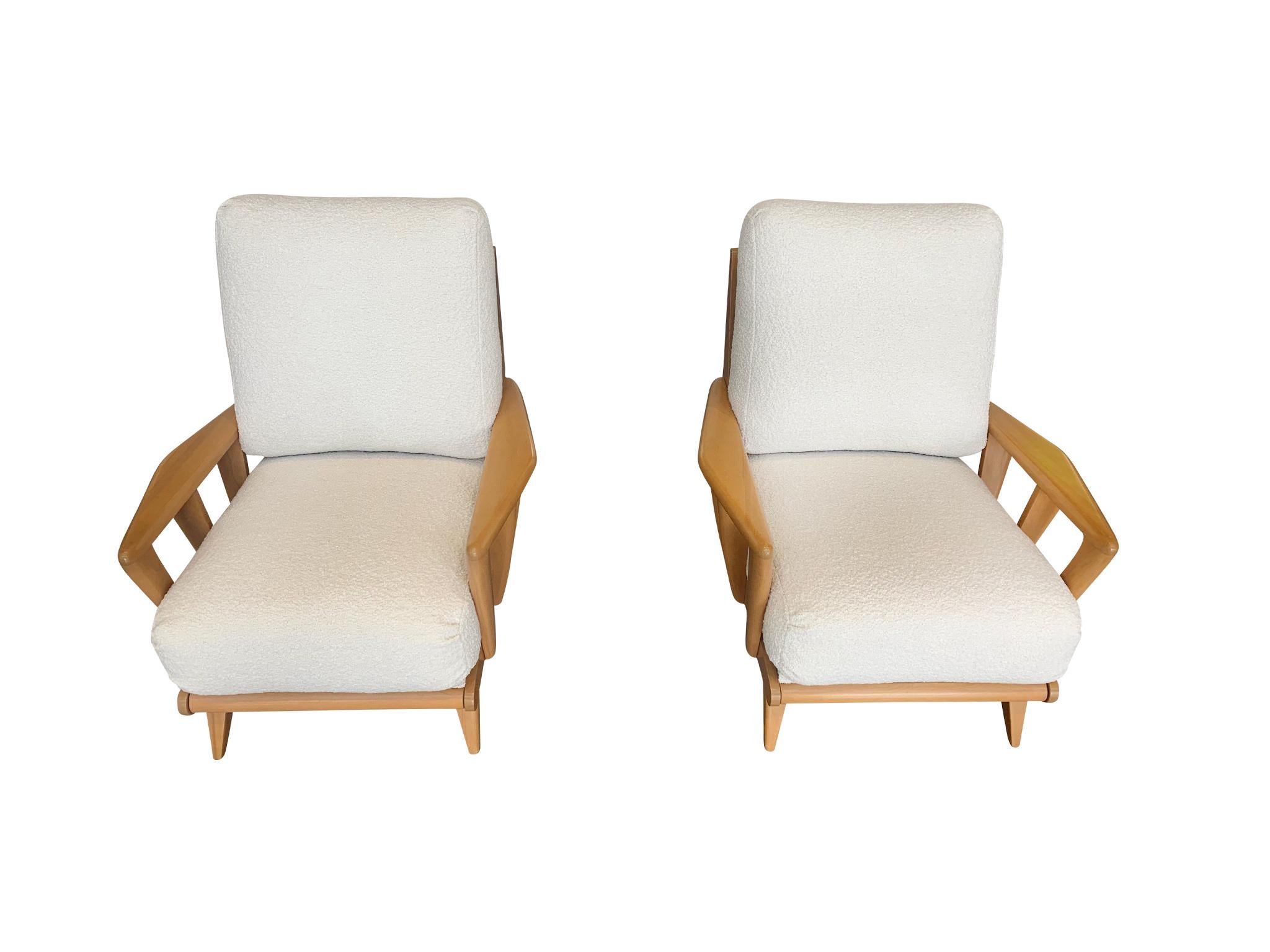 These Heywood-Wakefield lounge chairs consist of rock maple frames and new cushions with ivory-toned bouclé upholstery from Schumacher. The chairs were originally crafted in the Mid-20th Century, part of Heywood-Wakefield's Biscayne