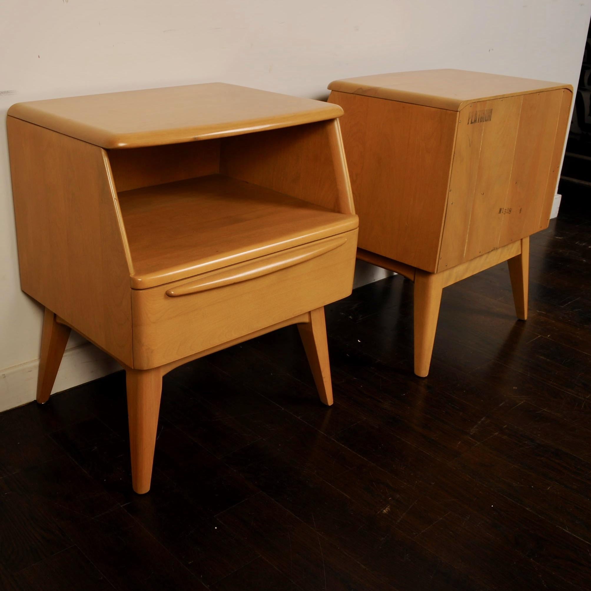 Pair of Heywood Wakefield Nightstands In Good Condition In New London, CT