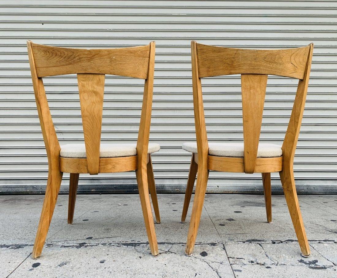 Beautiful pair of side chairs designed and manufactured by Heywood wakefield in the 1950s.

The chairs are made in solid wood, the frames have beautiful architectural lines, they are well made and look great in modern