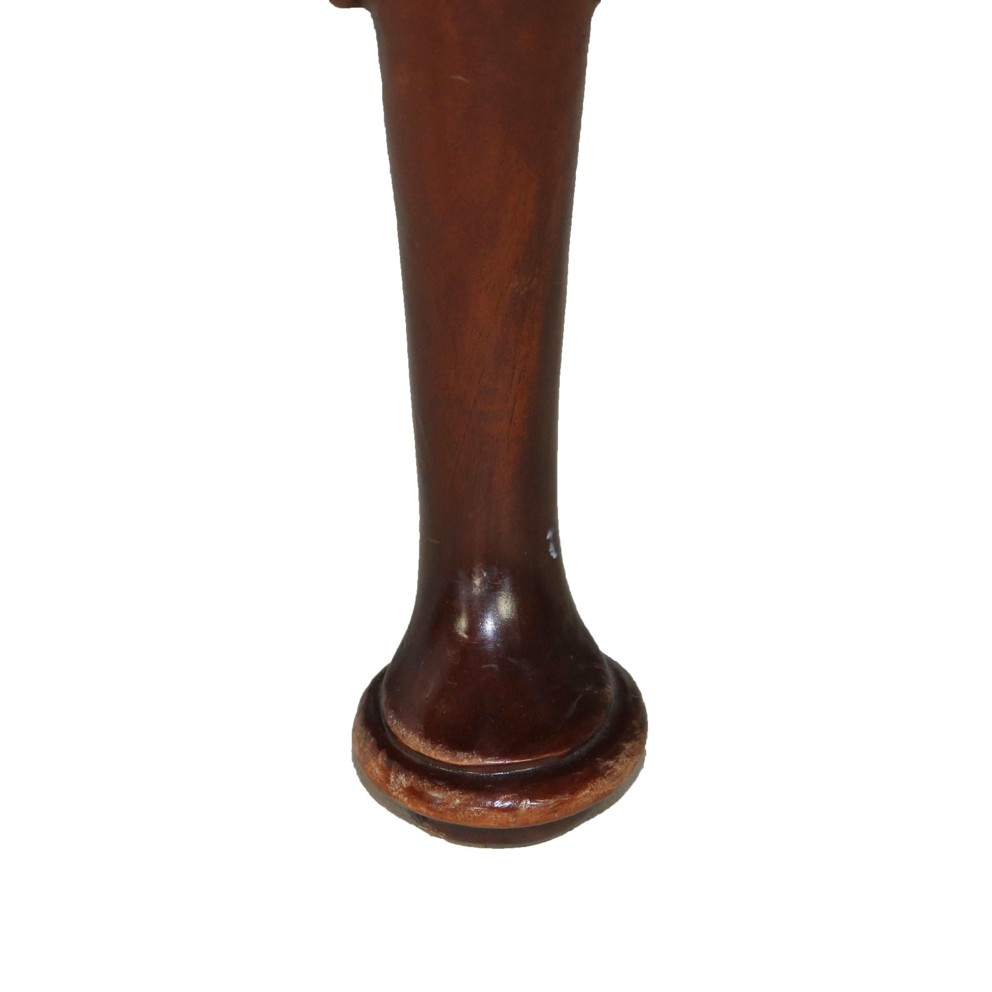 Pareja de sillas Hickory Chair Co. Sillas con respaldo de ala Queen Anne C1960 3