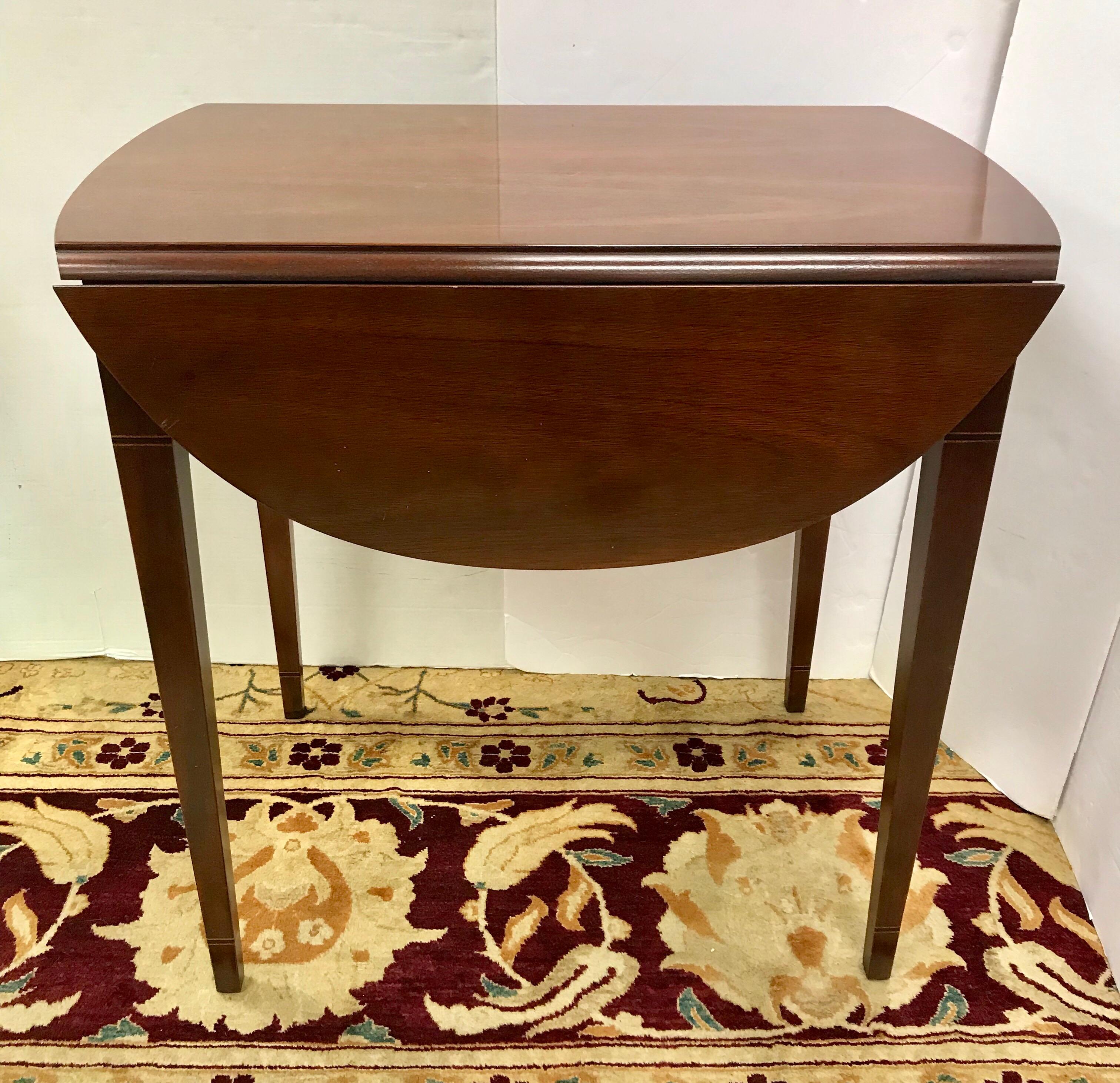 Pair of Hickory Chair Federal Mahogany Inlay Drop-leaf End Tables In Good Condition In West Hartford, CT