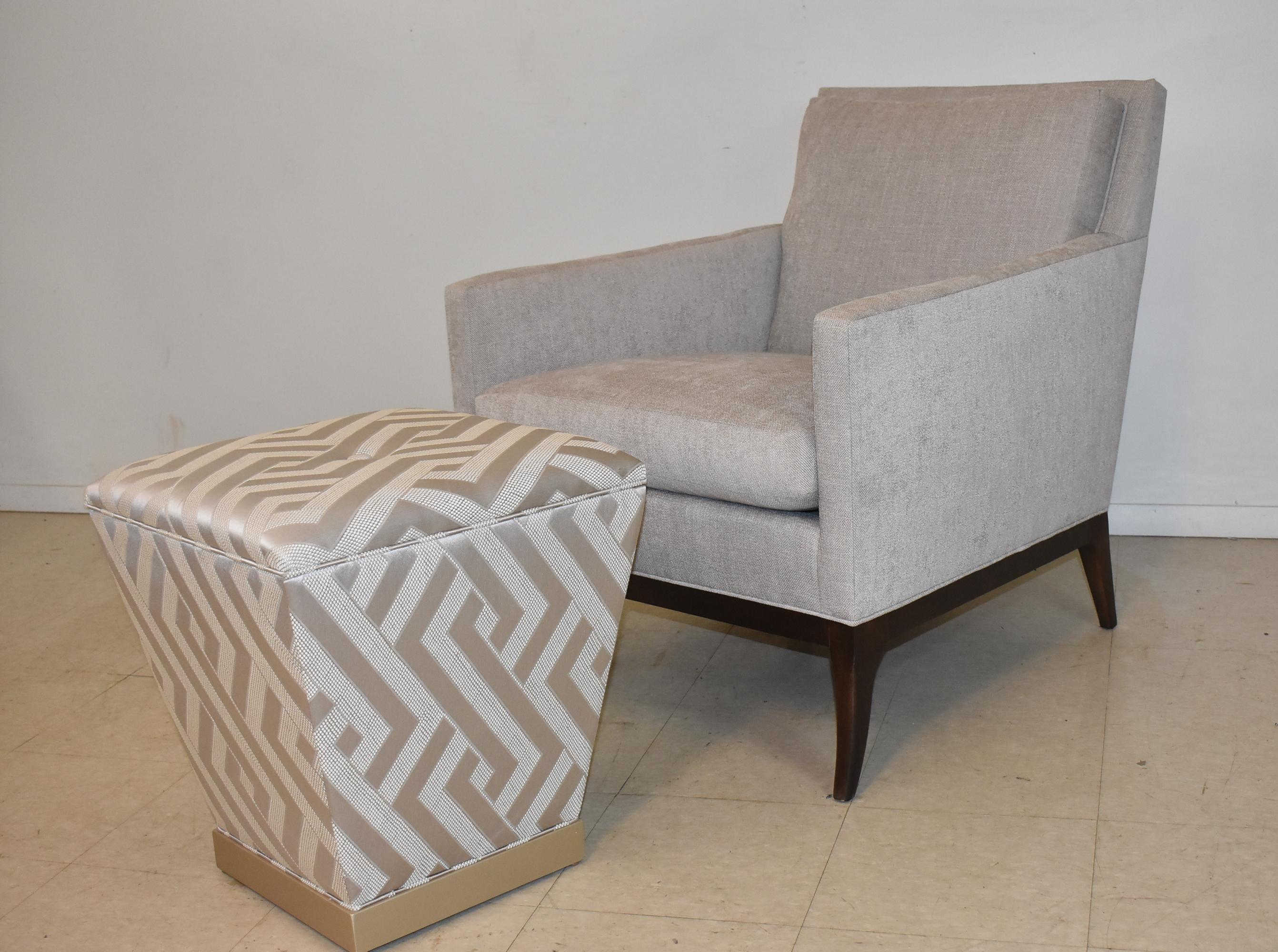 Paire de chaises longues Sabre de la Collection Salsa Pearson par Hickory Chair, modèle PE422-00. Les chaises sont dotées d'accoudoirs fins, d'un dossier surélevé et d'un coussin d'assise à ressort, et reposent sur des pieds sabre sculptés avec un
