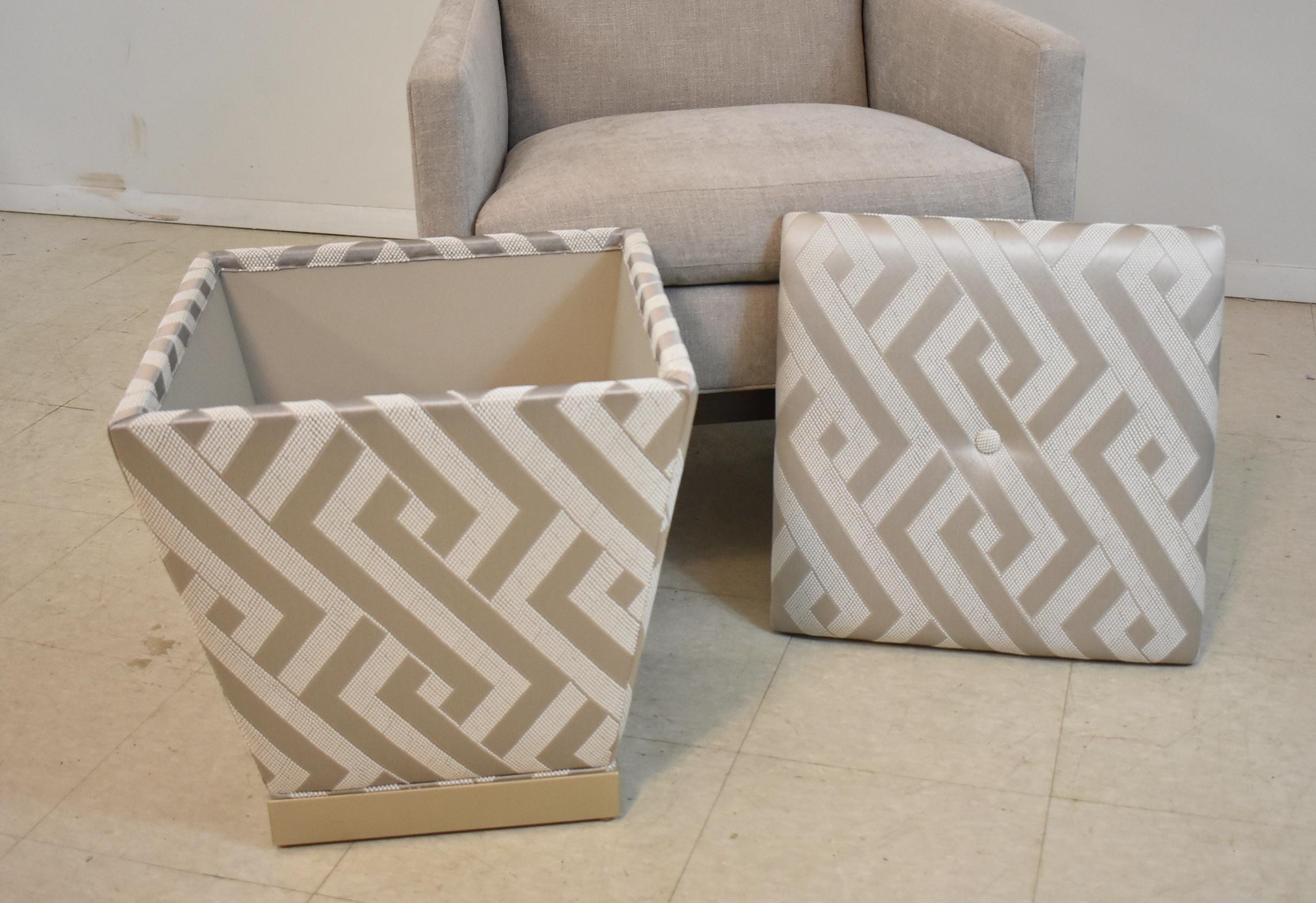 Tissu Paire de chaises longues et d'ottomans Pearson en vente