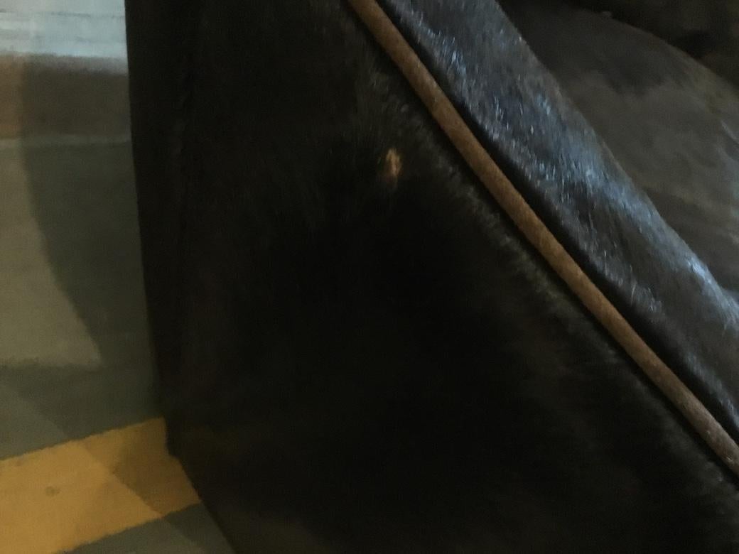 Paire de fauteuils club et d'ottomans tapissés en peau de veau par Stone International en vente 6
