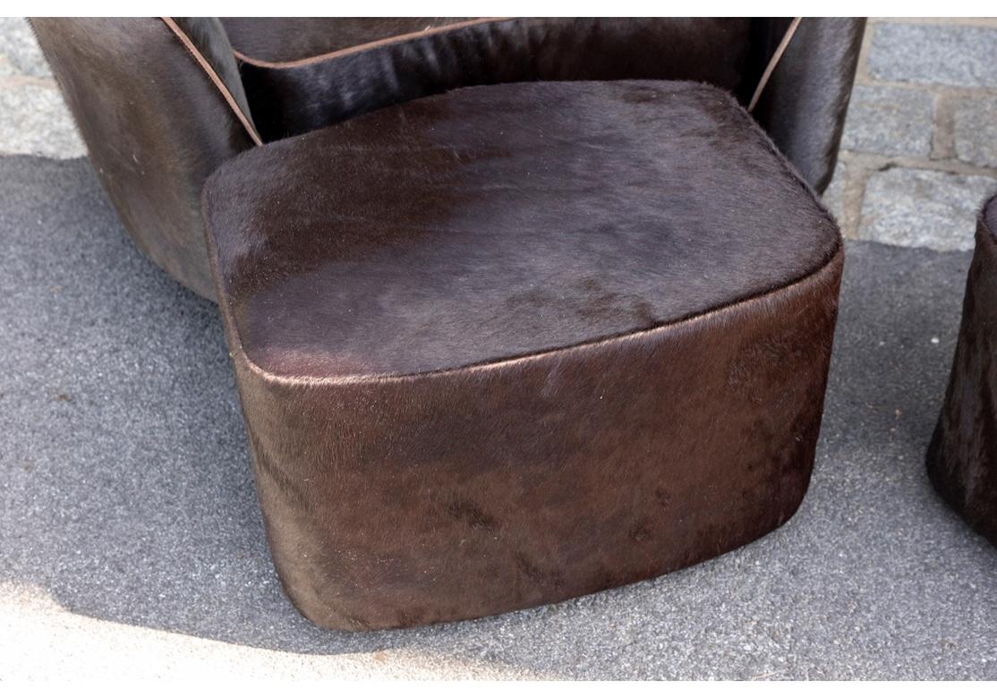Mid-Century Modern Paire de fauteuils club et d'ottomans tapissés en peau de veau par Stone International en vente