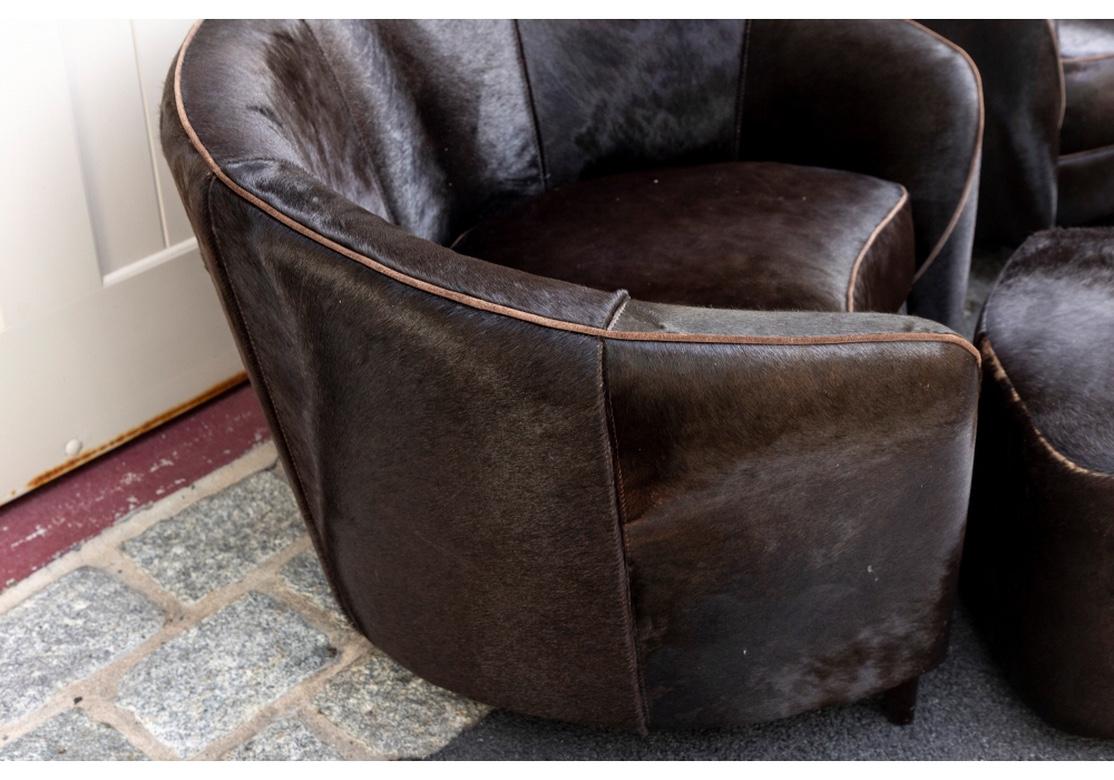 Paire de fauteuils club et d'ottomans tapissés en peau de veau par Stone International Bon état - En vente à Bridgeport, CT