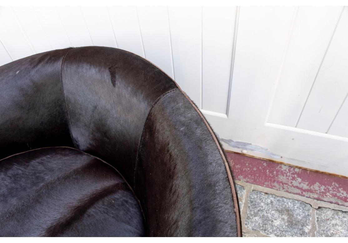 Peau d'animal Paire de fauteuils club et d'ottomans tapissés en peau de veau par Stone International en vente