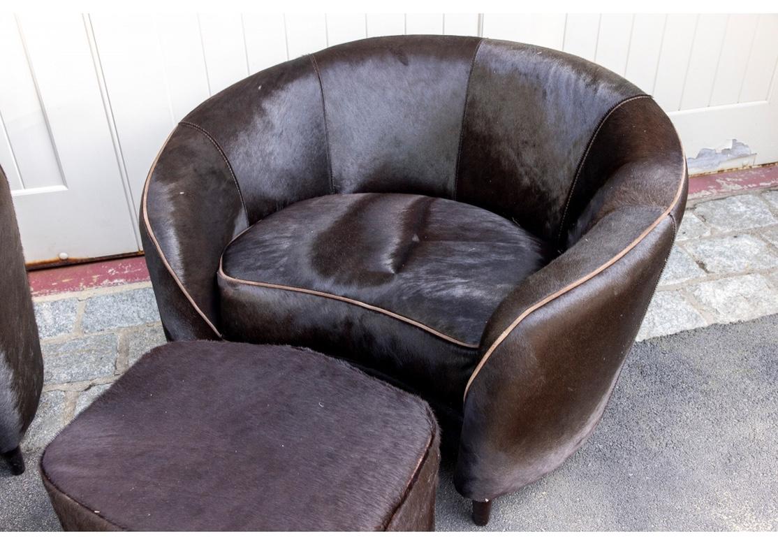 Paire de fauteuils club et d'ottomans tapissés en peau de veau par Stone International en vente 1