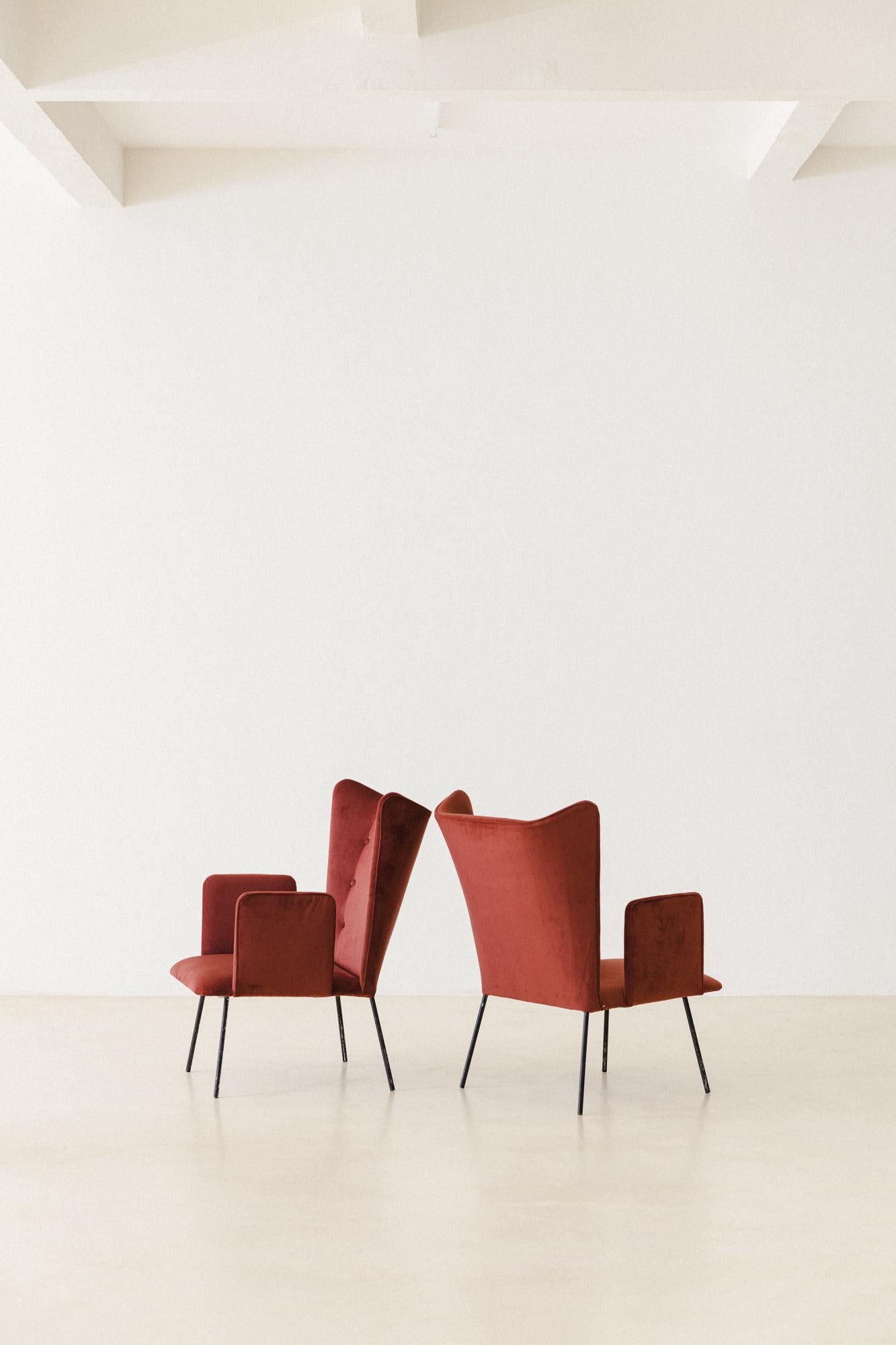 Ce superbe fauteuil a été produit par la société brésilienne Forma S.A. Móveis e Objetos de Arte dans les années 1950. La pièce est constituée d'une structure en fer et de sièges et dossiers rembourrés.

Ce modèle particulier se compose d'un siège
