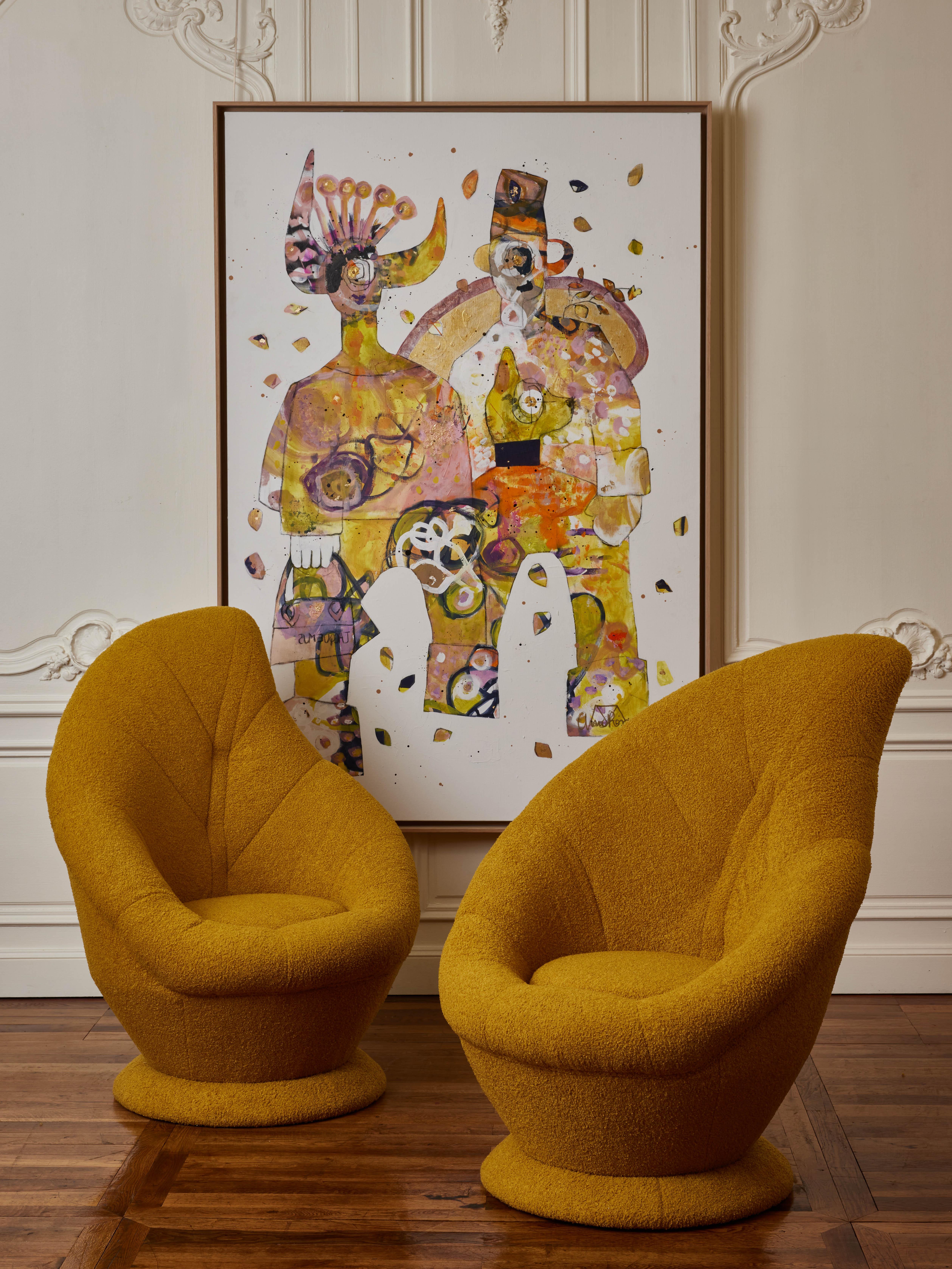 Paar Sessel mit hoher Rückenlehne, vollständig mit einem senfgelben Bouclette-Stoff bezogen.
Gestaltung durch das Studio Glustin.