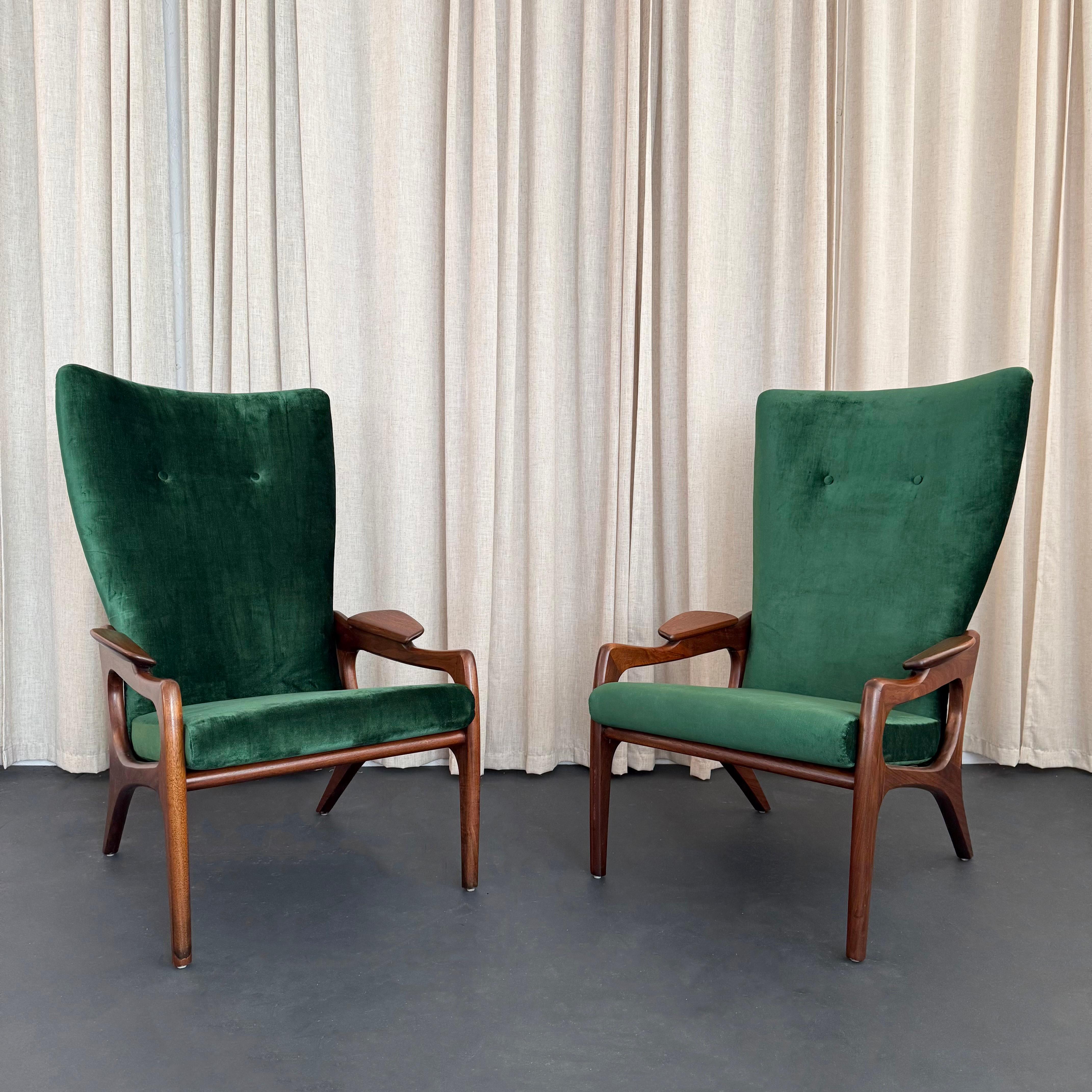 Cette superbe paire de fauteuils à haut dossier de style moderne du milieu du siècle a été conçue par Adrian Pearsall, légende du design américain, pour Craft Associates vers les années 1960. Les chaises sont des chaises longues à haut dossier