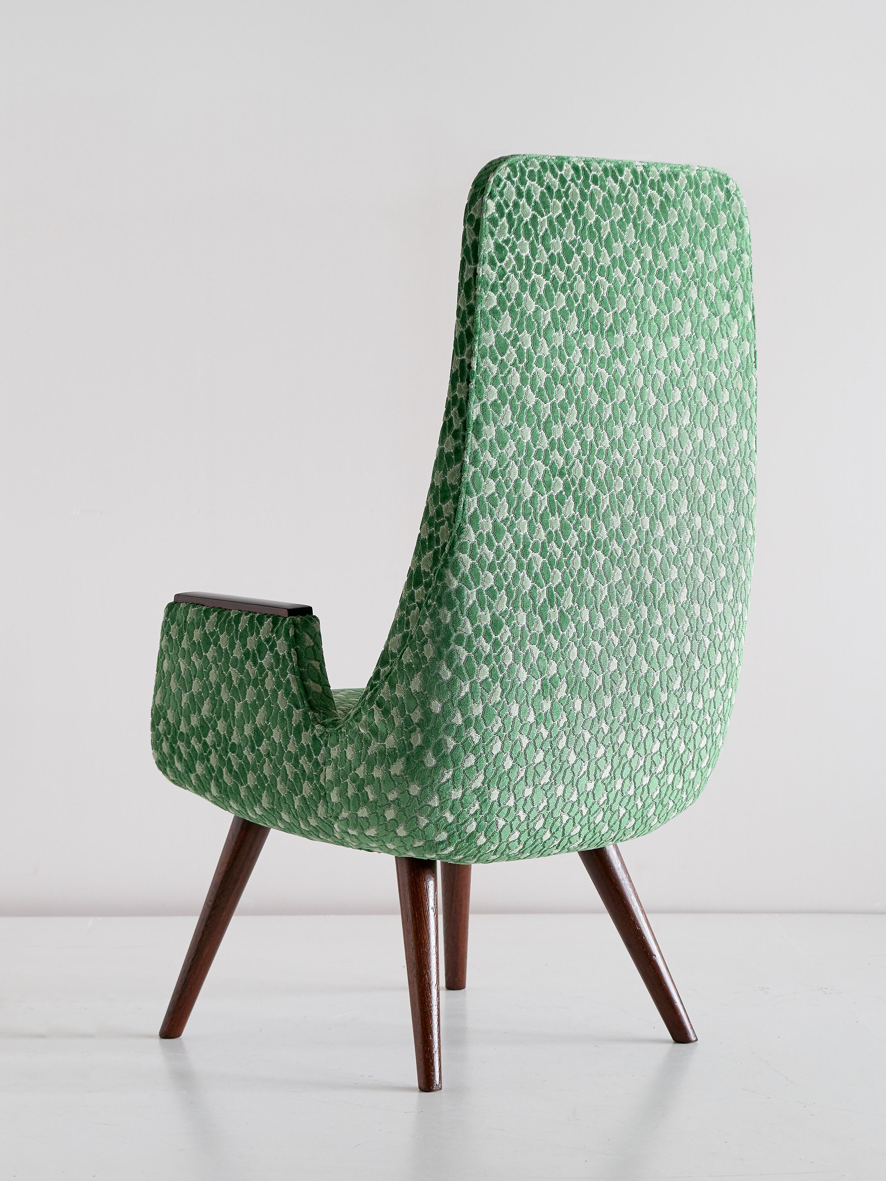 Paire de fauteuils à haut dossier en velours Braqueni vert et bois de griffe, années 1950 en vente 3