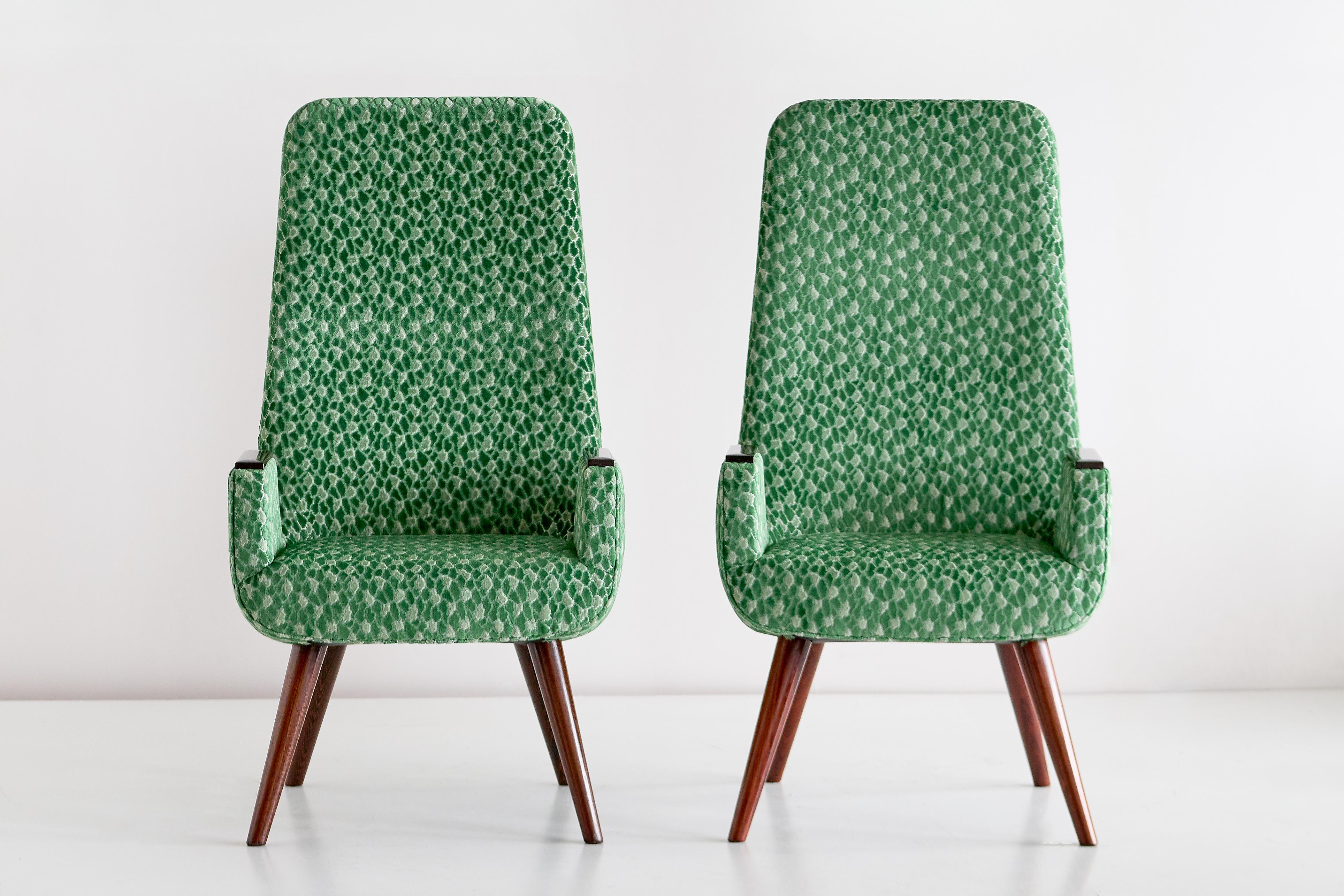 Paire de fauteuils à haut dossier en velours Braqueni vert et bois de griffe, années 1950 en vente 4