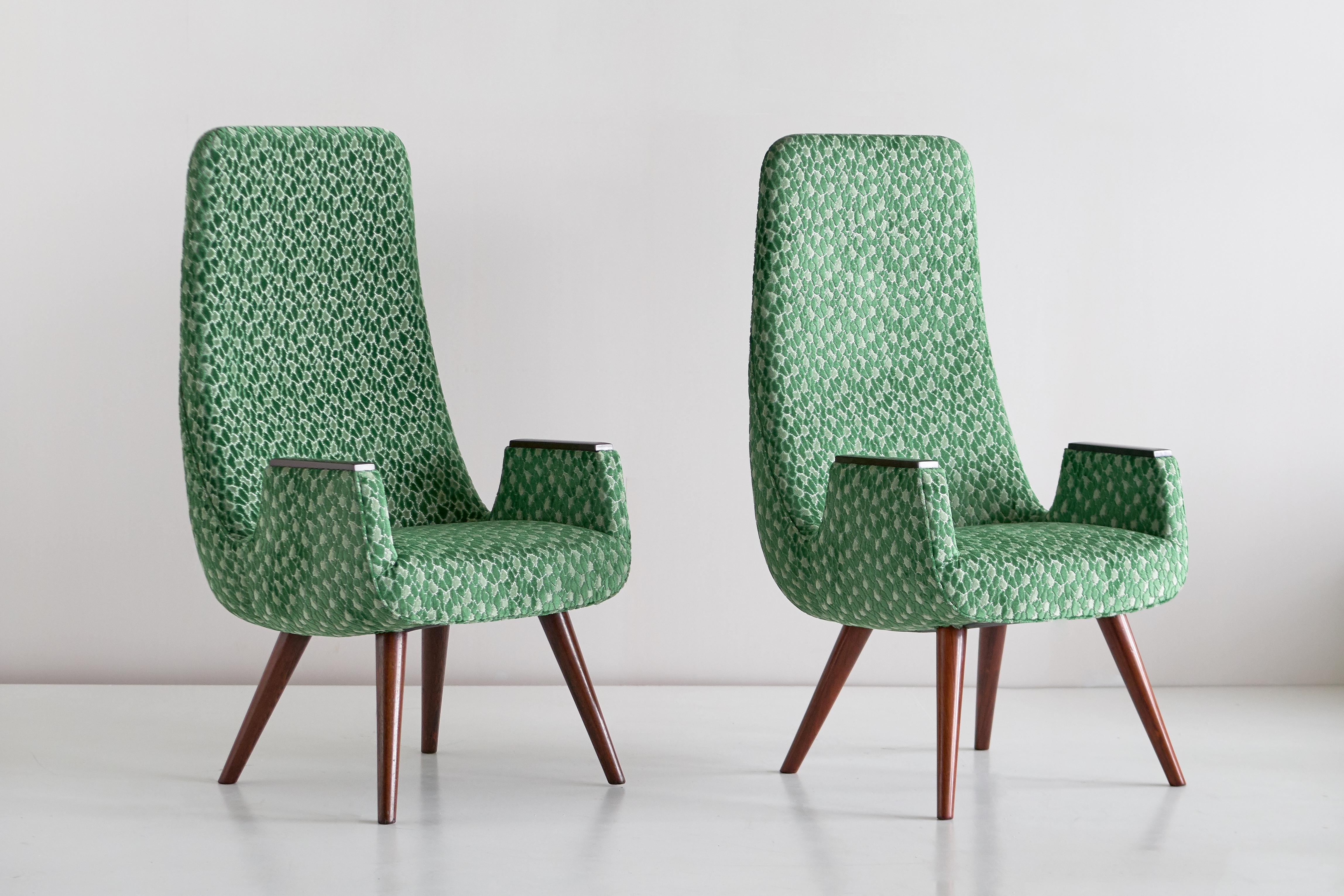 Paire de fauteuils à haut dossier en velours Braqueni vert et bois de griffe, années 1950 en vente 5