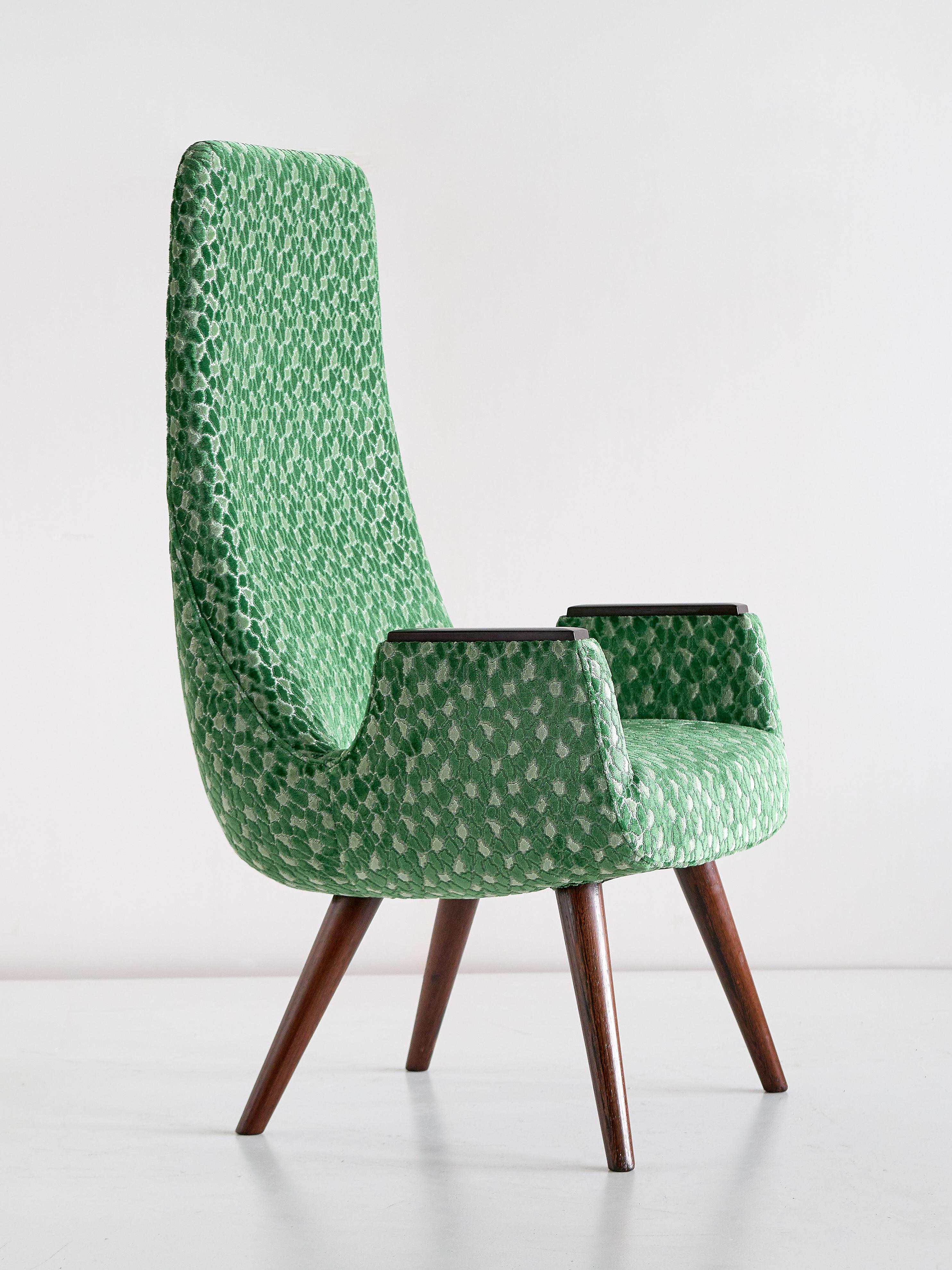 Milieu du XXe siècle Paire de fauteuils à haut dossier en velours Braqueni vert et bois de griffe, années 1950 en vente