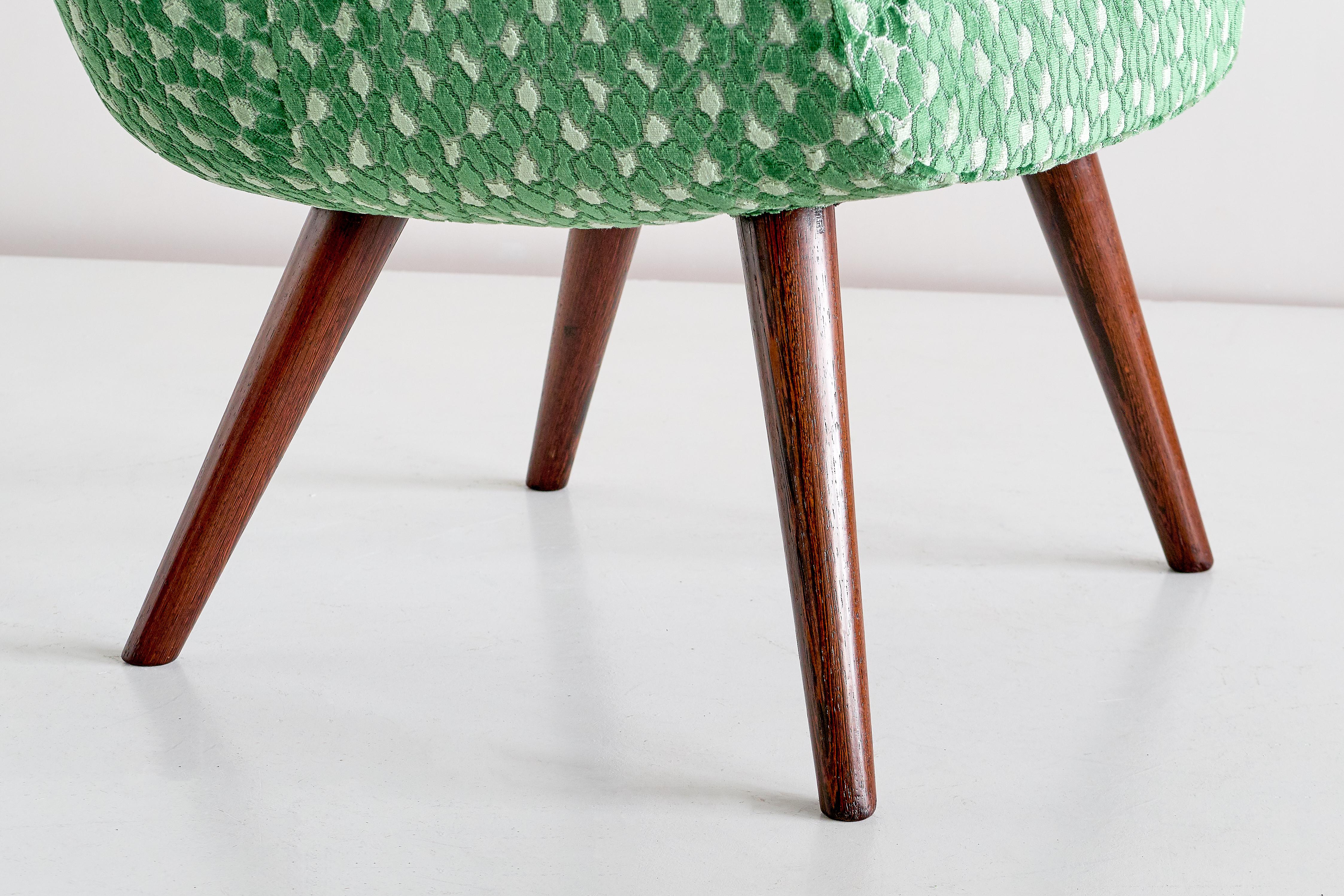 Velours Paire de fauteuils à haut dossier en velours Braqueni vert et bois de griffe, années 1950 en vente