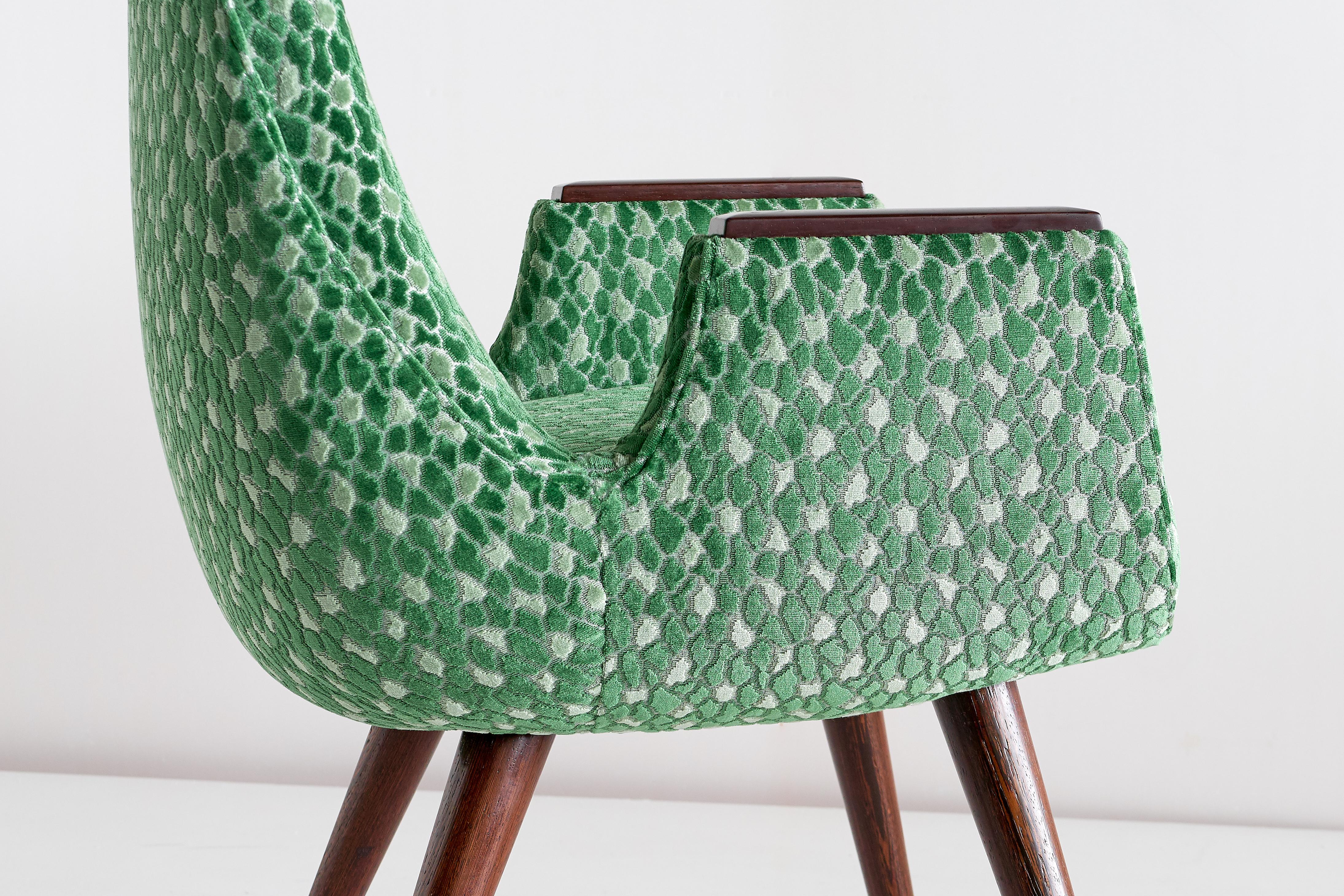 Paire de fauteuils à haut dossier en velours Braqueni vert et bois de griffe, années 1950 en vente 1