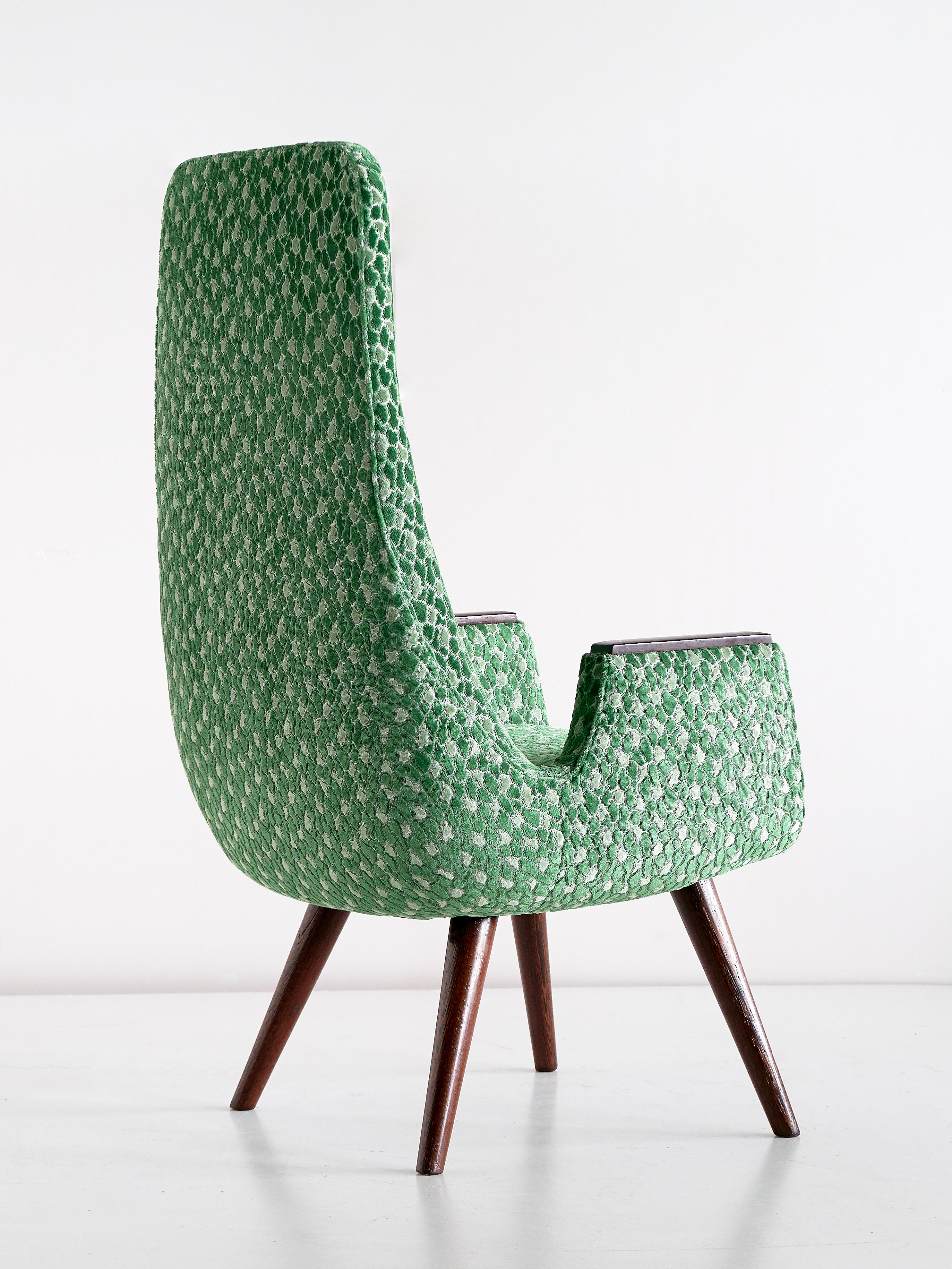Paire de fauteuils à haut dossier en velours Braqueni vert et bois de griffe, années 1950 en vente 2