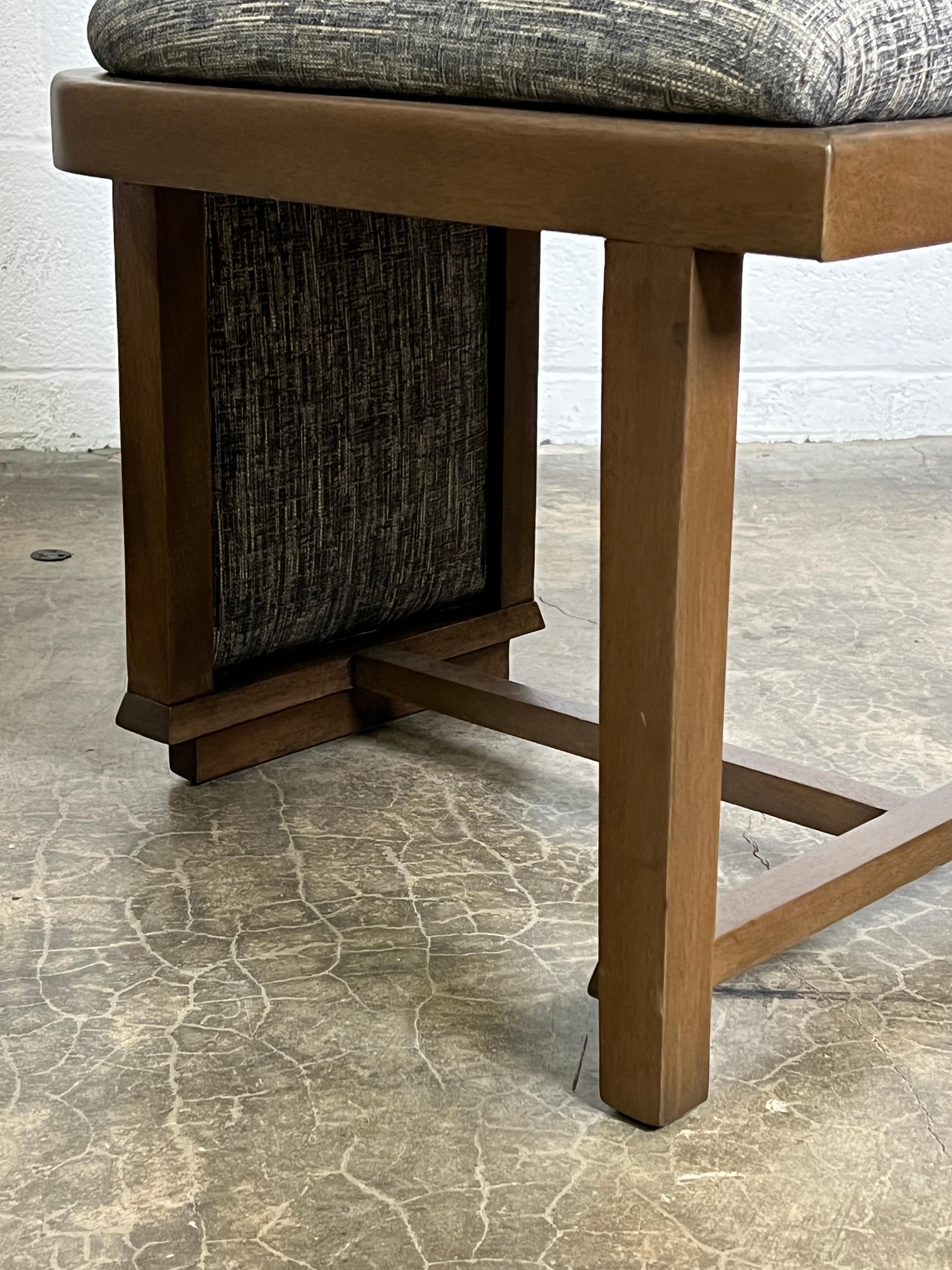 Ein Paar Stühle mit hoher Rückenlehne von Frank Lloyd Wright im Angebot 5