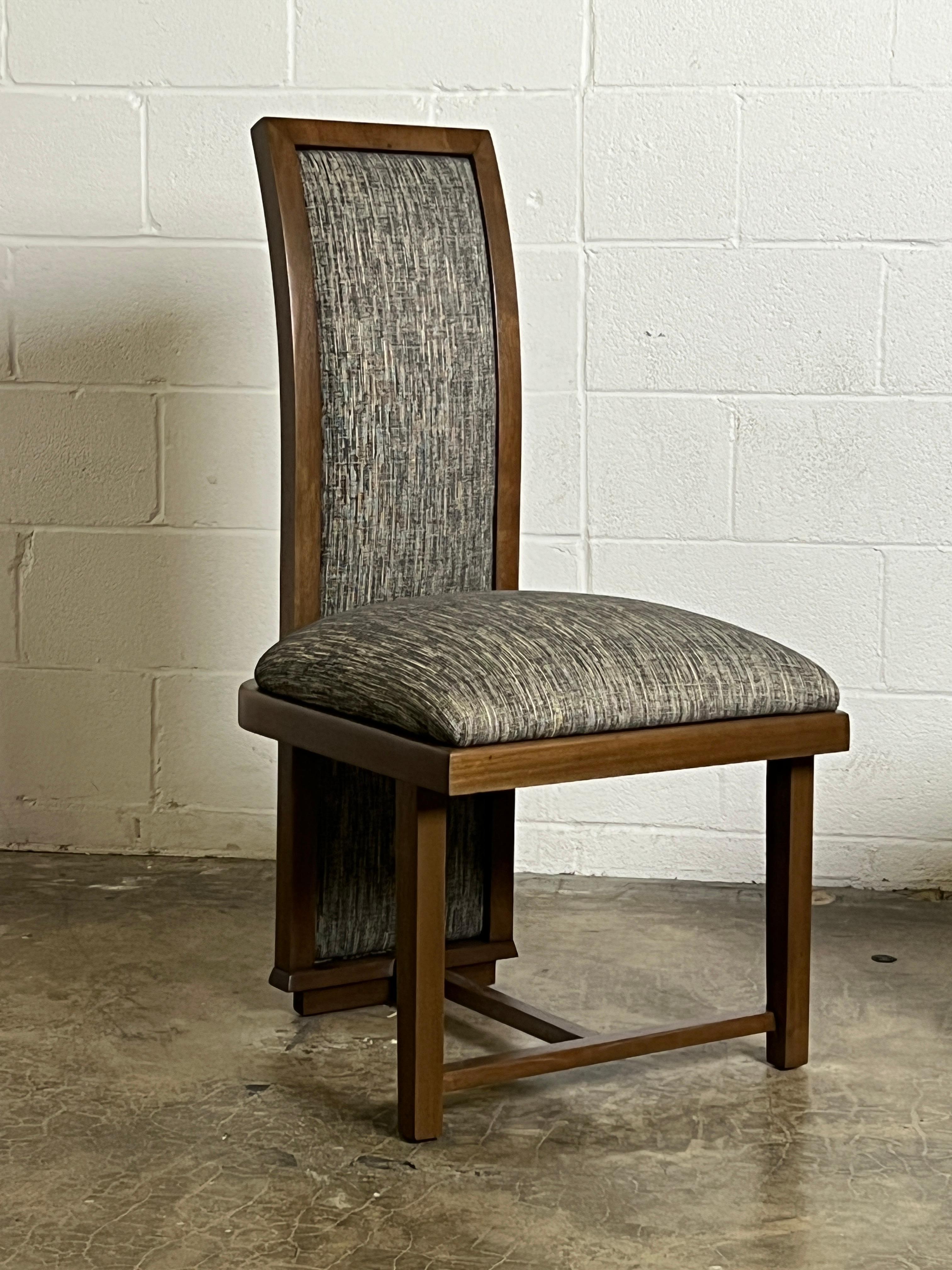 Ein Paar Stühle mit hoher Rückenlehne von Frank Lloyd Wright im Zustand „Gut“ im Angebot in Dallas, TX