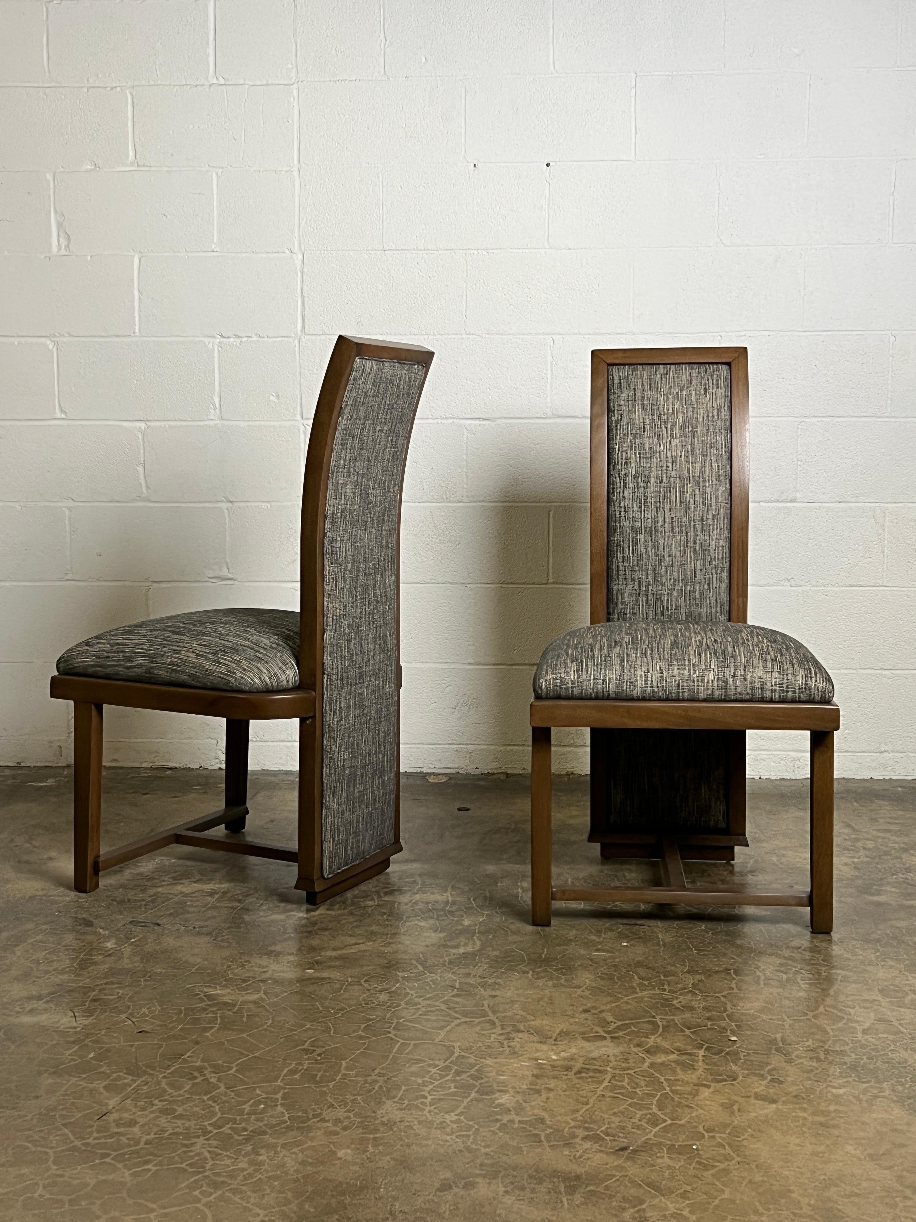 Ein Paar Stühle mit hoher Rückenlehne von Frank Lloyd Wright (Mahagoni) im Angebot