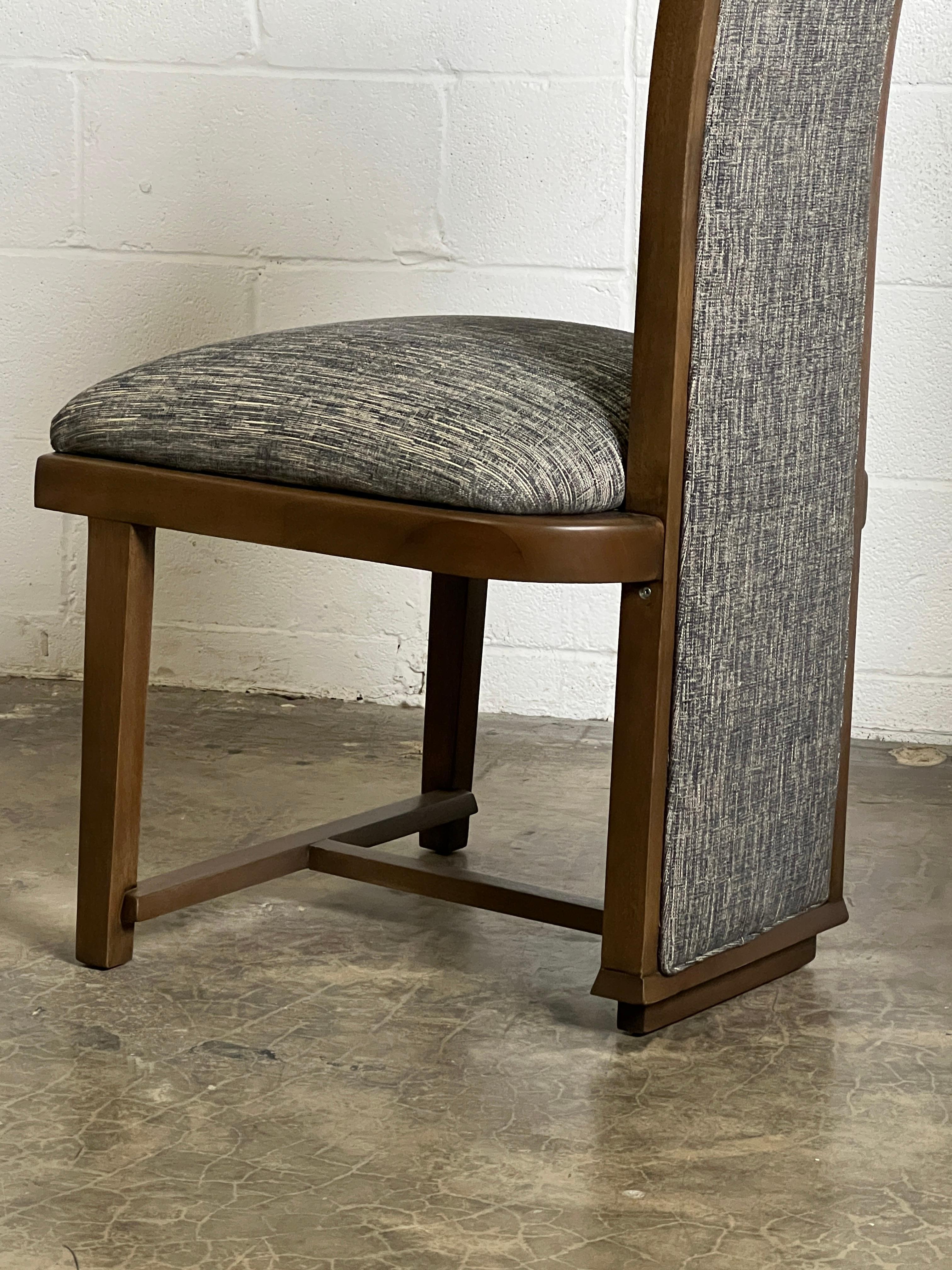 Ein Paar Stühle mit hoher Rückenlehne von Frank Lloyd Wright im Angebot 1