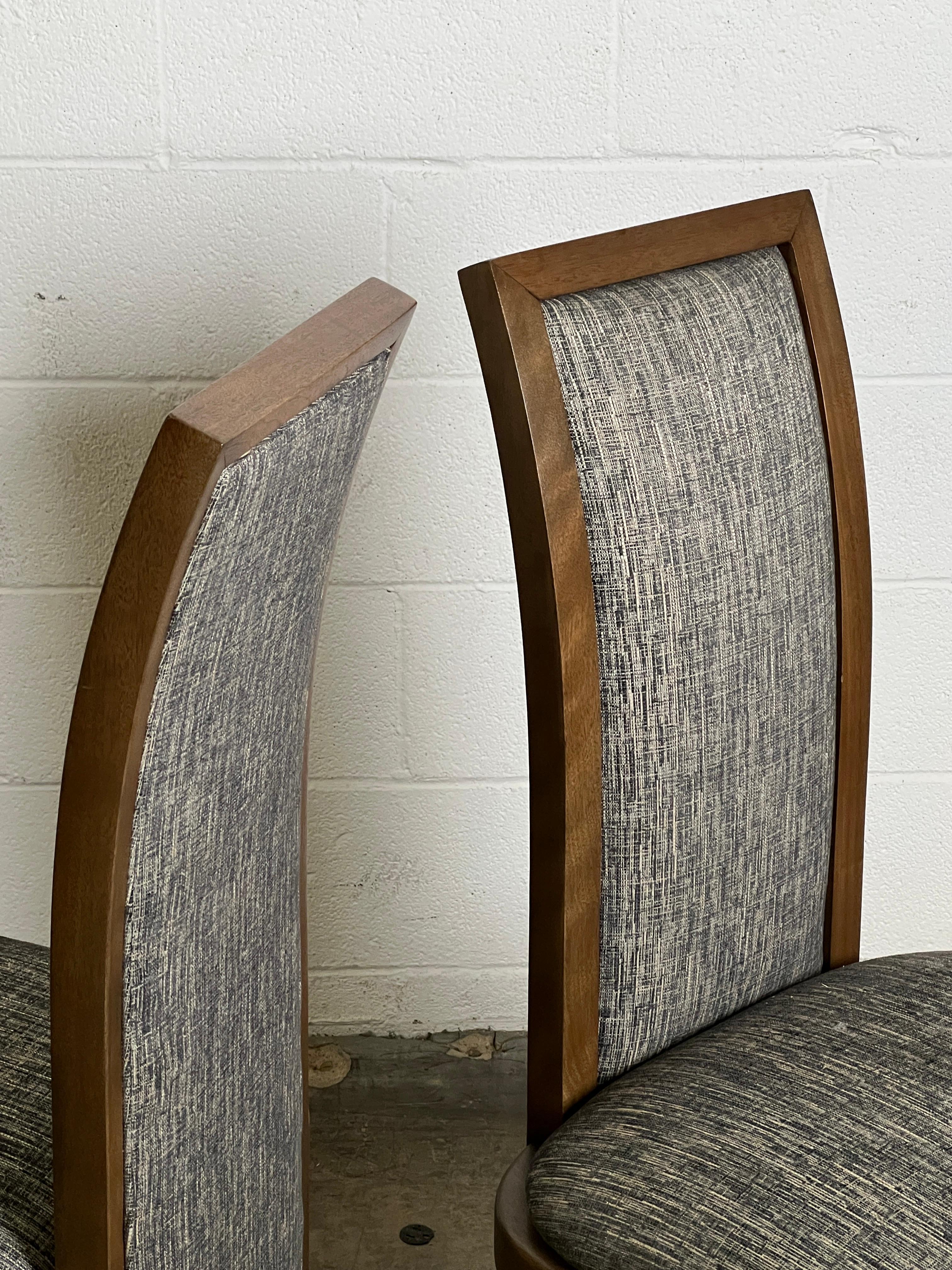 Ein Paar Stühle mit hoher Rückenlehne von Frank Lloyd Wright im Angebot 3