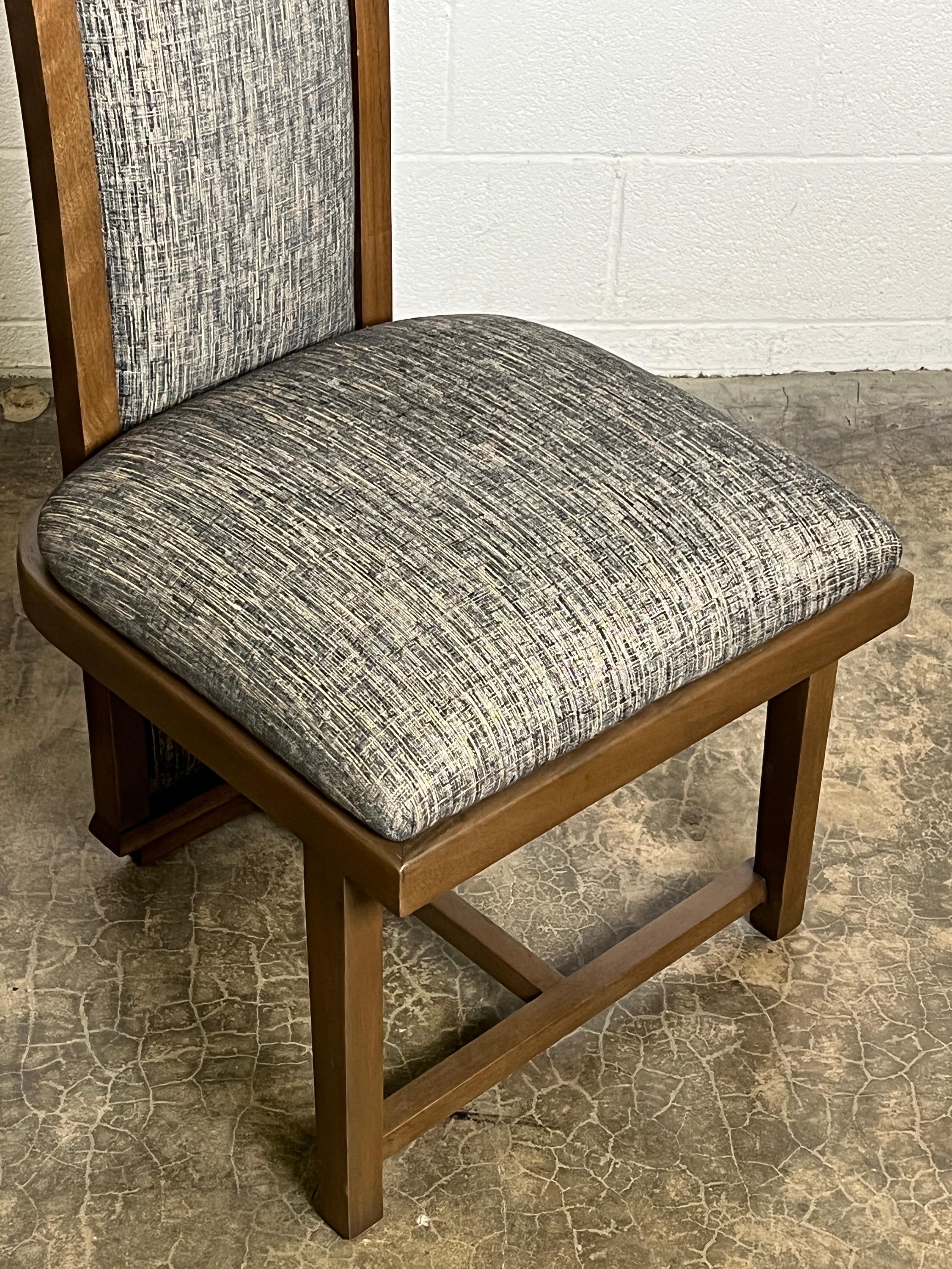 Ein Paar Stühle mit hoher Rückenlehne von Frank Lloyd Wright im Angebot 4