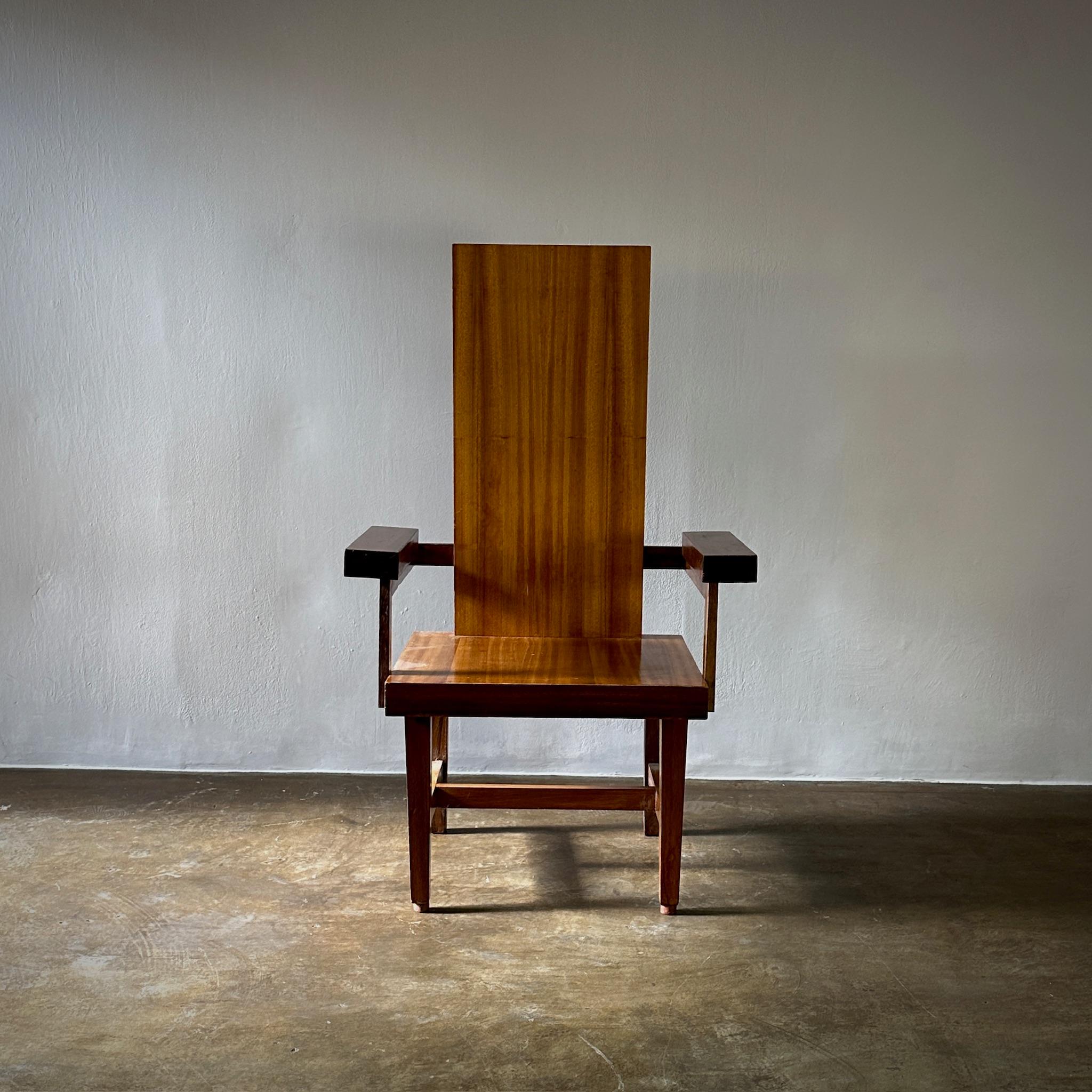 Cette paire de chaises belges à dossier haut met en valeur la beauté riche et naturelle du bois de rose couleur miel, complétée par leur design architectural. Les lignes verticales sévères associées à la chaleur organique du bois créent une pièce