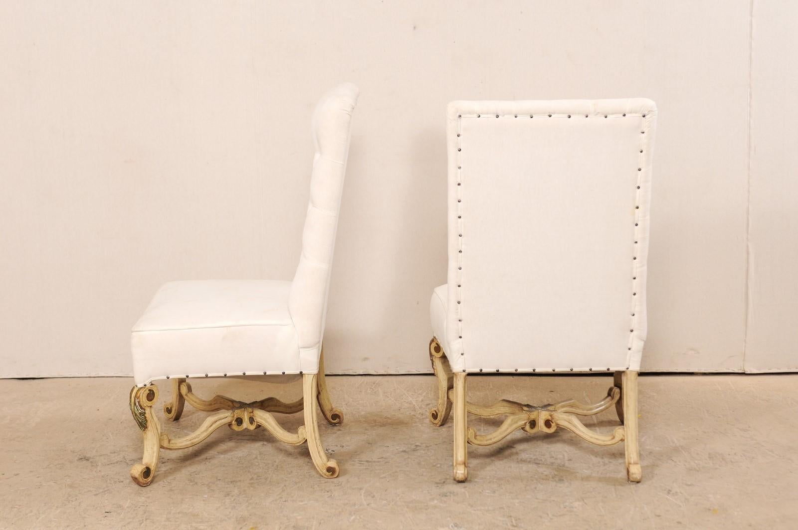 Paar Stühle mit hoher Rückenlehne, getufteter Rückenlehne und schön geschnitzten Beinen (Metall) im Angebot