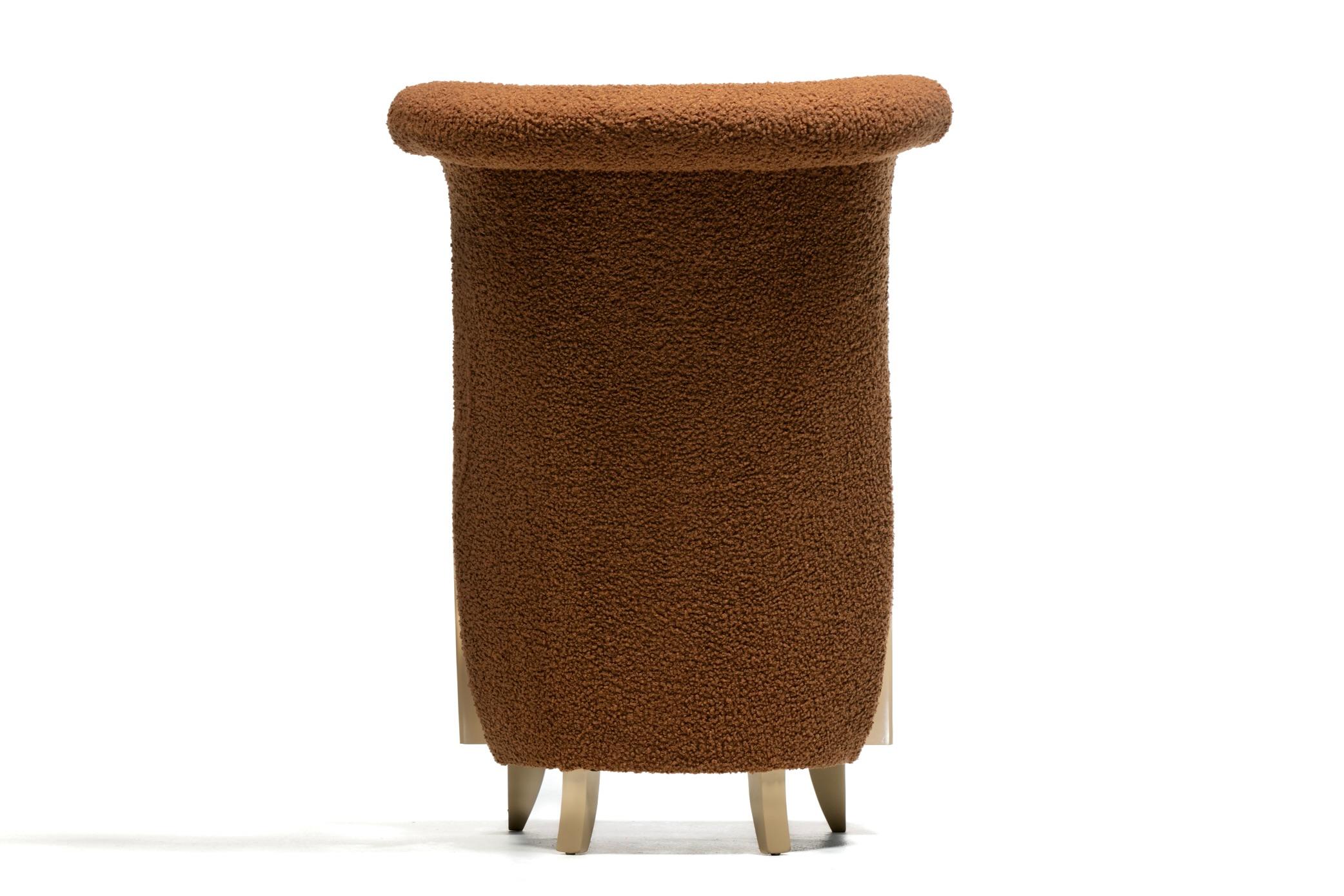 Pareja de Sillones Direccionales de Respaldo Alto en Bouclé Café con Brazos de Madera Blanqueada en venta 3