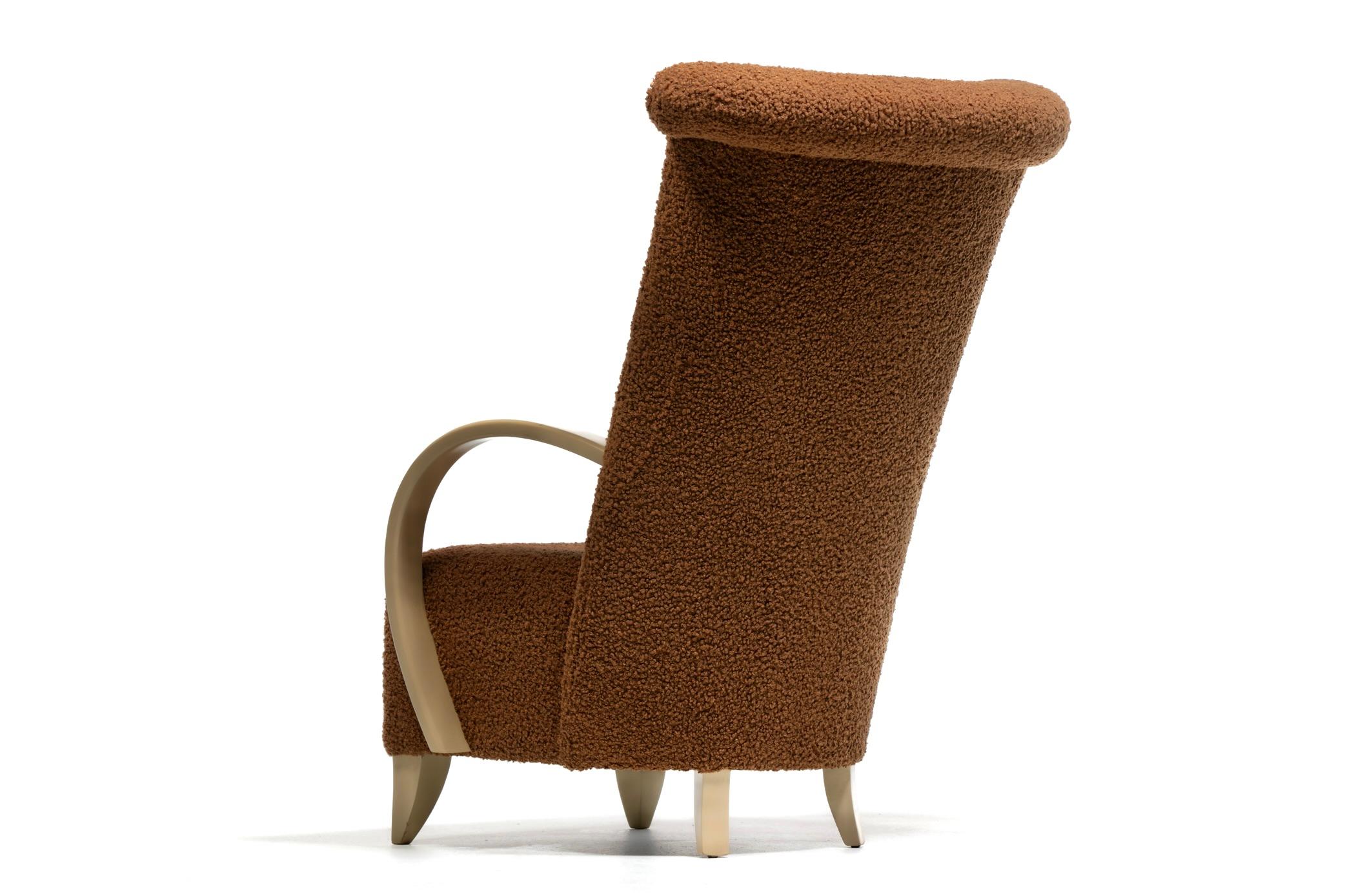 Pareja de Sillones Direccionales de Respaldo Alto en Bouclé Café con Brazos de Madera Blanqueada en venta 4