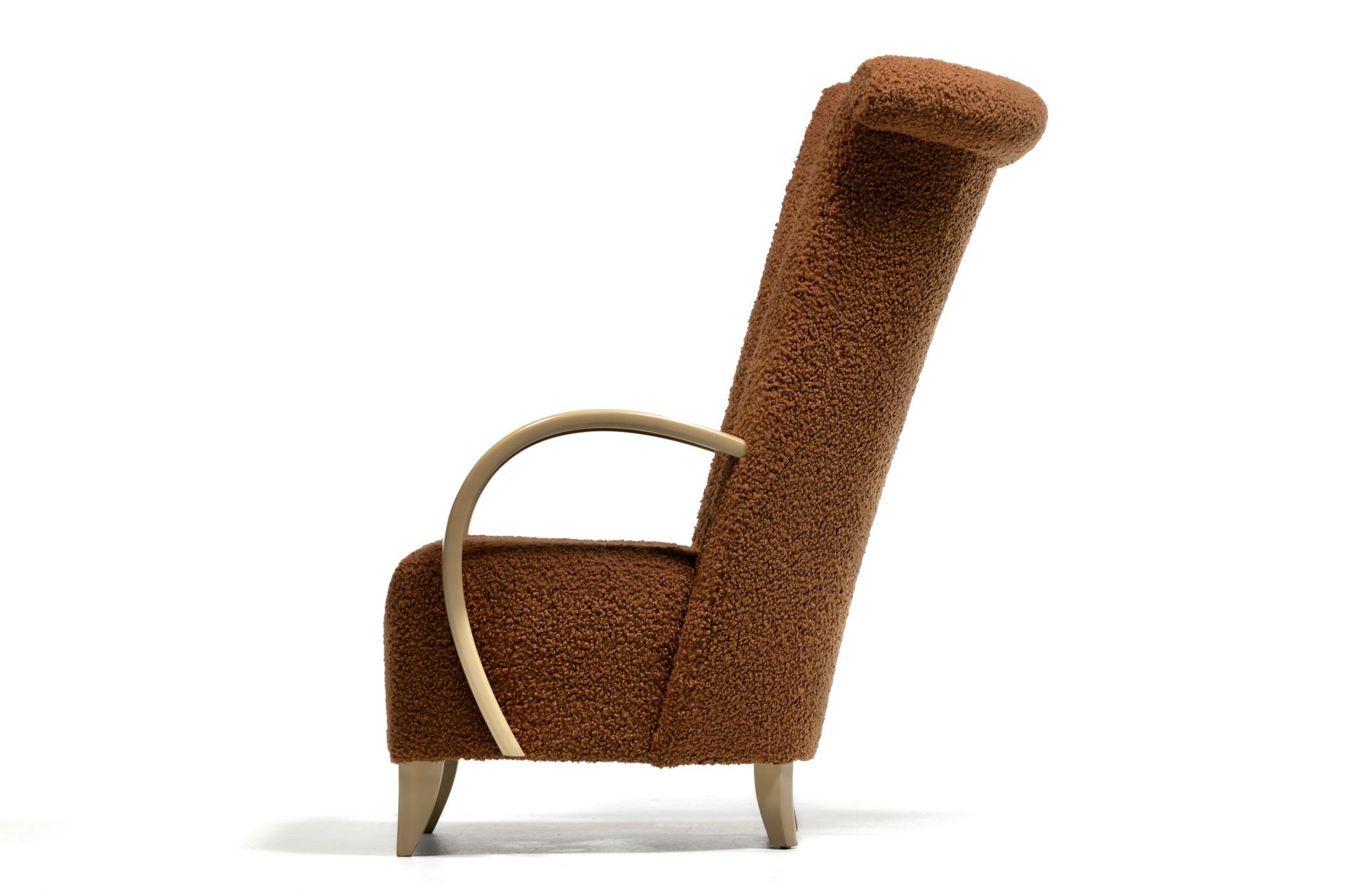 Pareja de Sillones Direccionales de Respaldo Alto en Bouclé Café con Brazos de Madera Blanqueada en venta 5