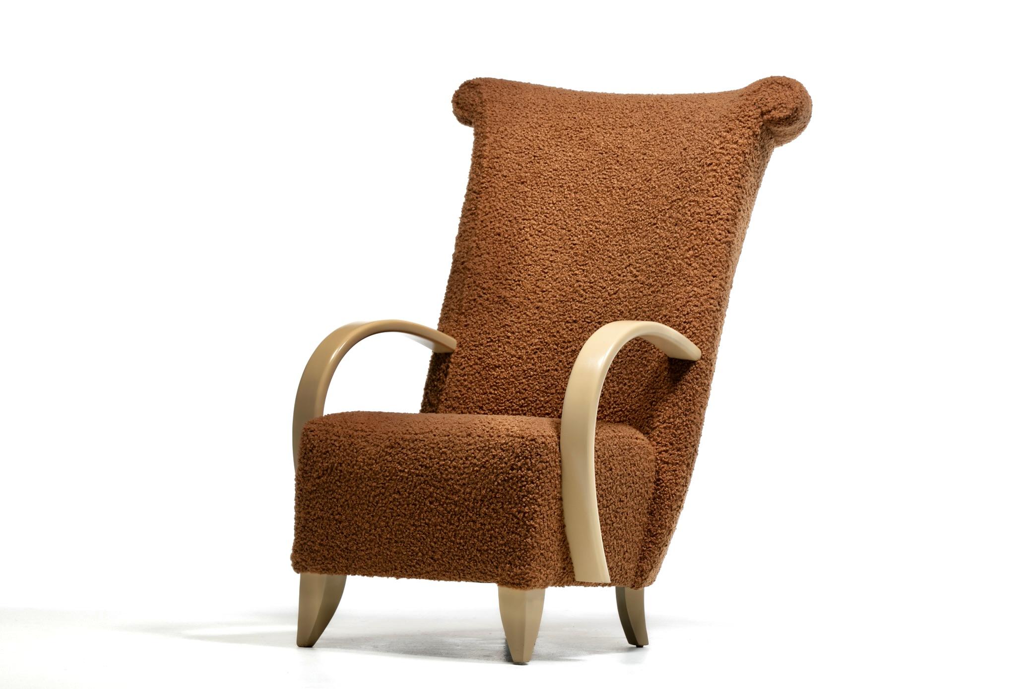 Pareja de Sillones Direccionales de Respaldo Alto en Bouclé Café con Brazos de Madera Blanqueada en venta 6
