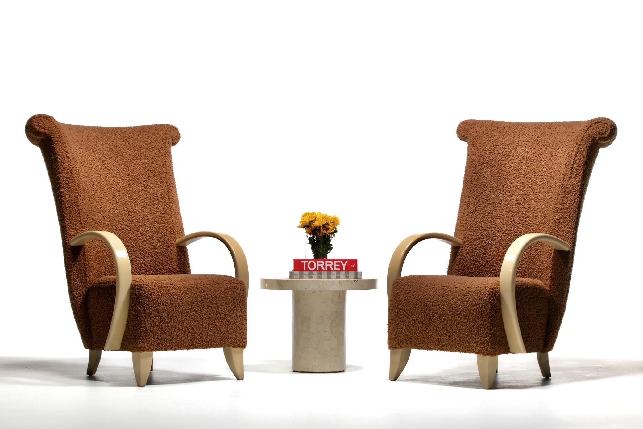 Pareja de Sillones Direccionales de Respaldo Alto en Bouclé Café con Brazos de Madera Blanqueada en venta 7